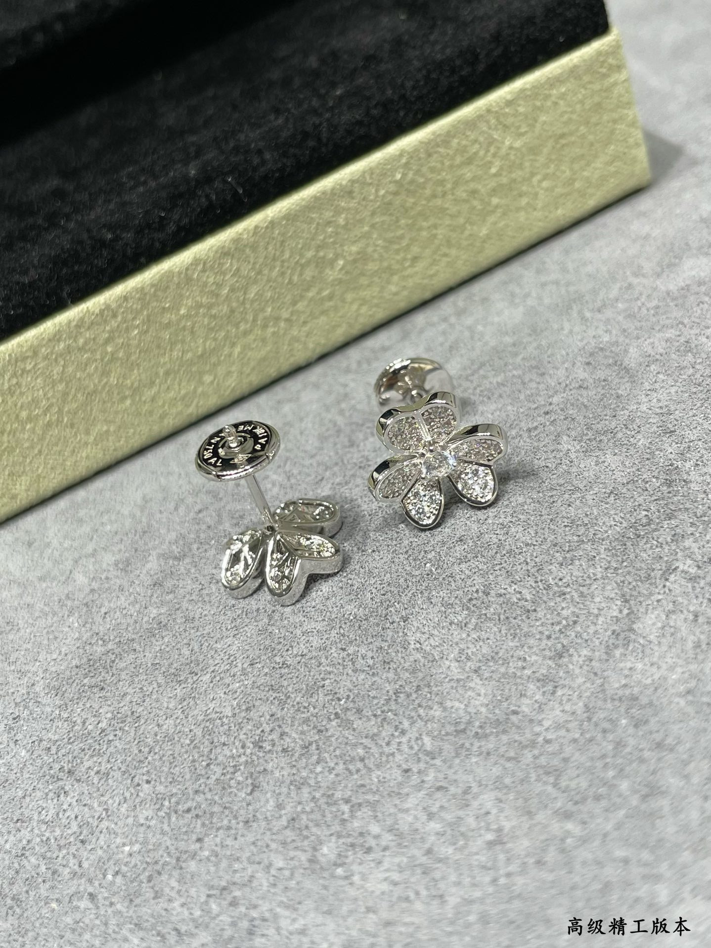 V*n Cl**f & Arpels Mini D1am0nd Clover Earrings