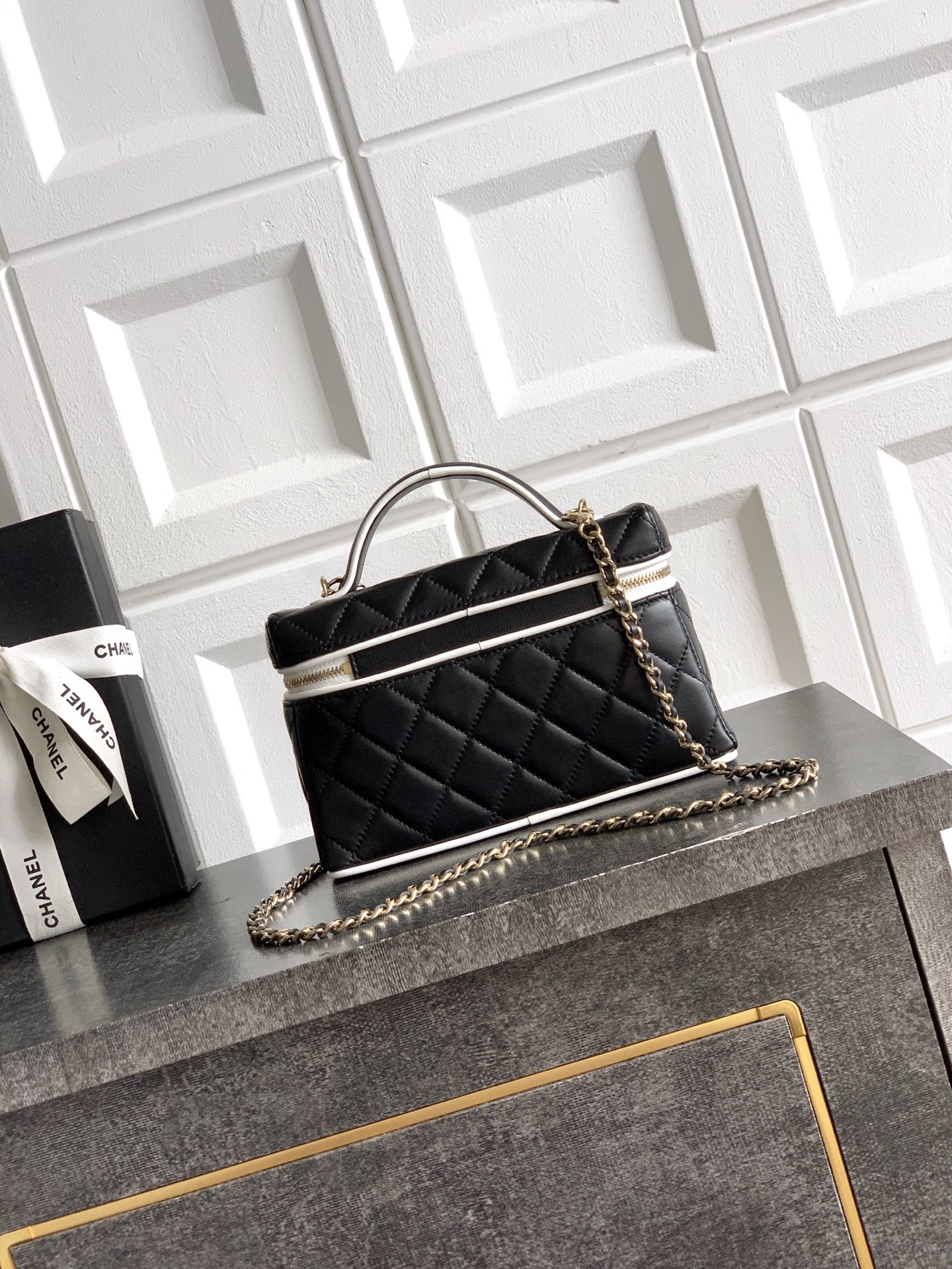 Ch**el vanity with chain ap5186 17x19.5x5cm