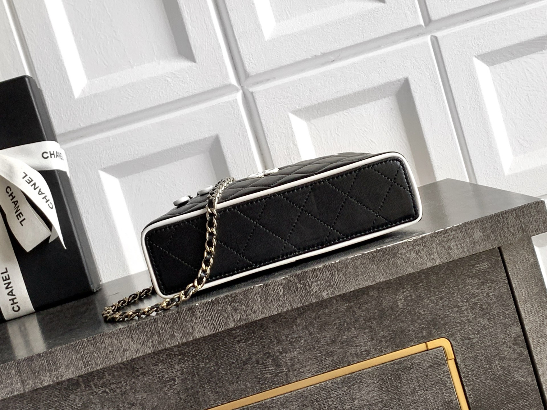 Ch**el vanity with chain ap5186 17x19.5x5cm