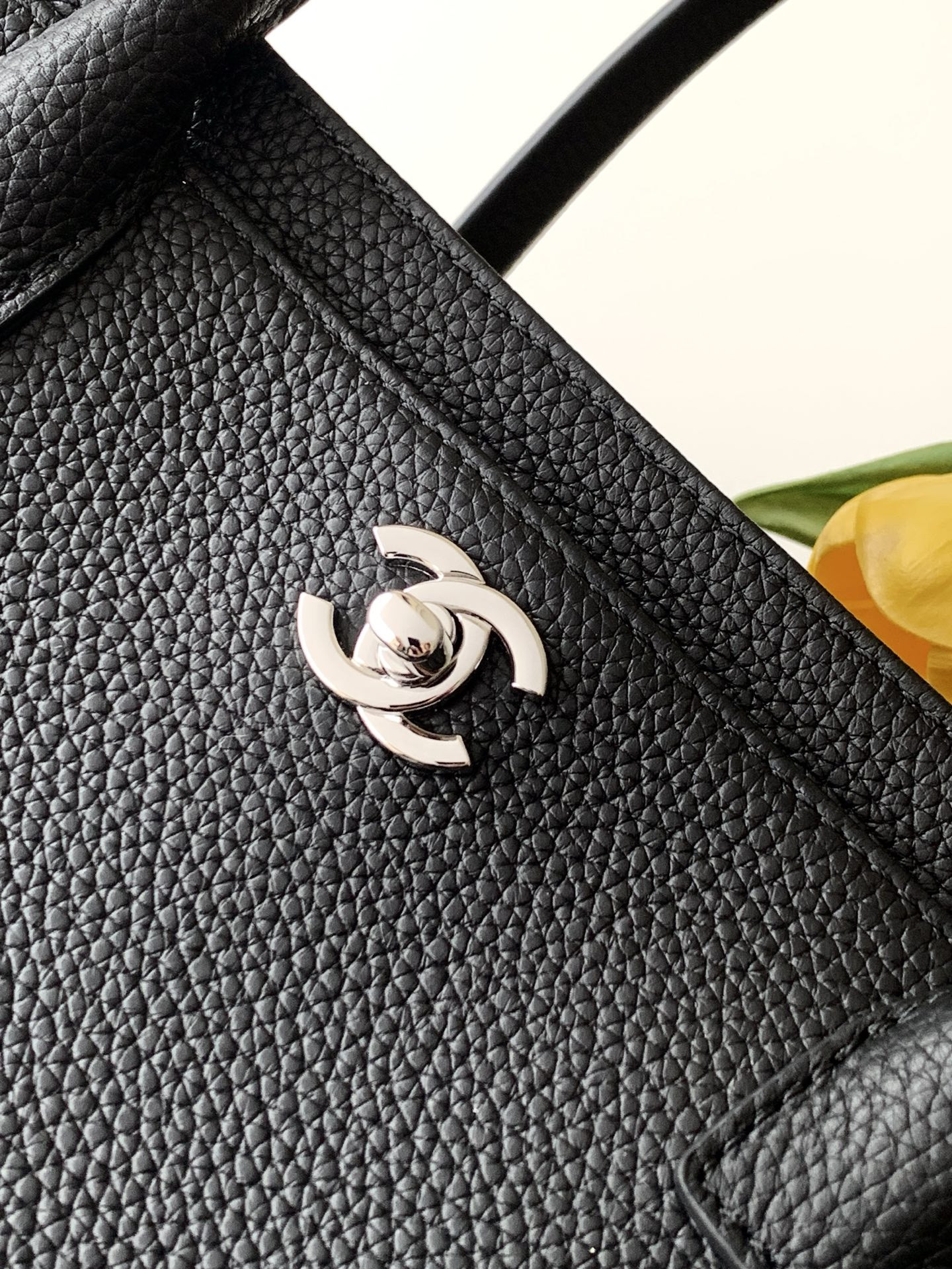 Ch**el executive cerf tote 32x17.5x13cm