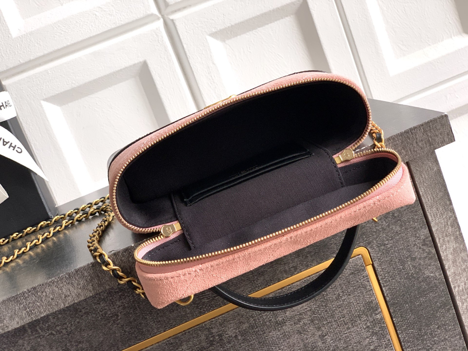 Ch**el vanity with chain ap5186 17x19.5x5cm