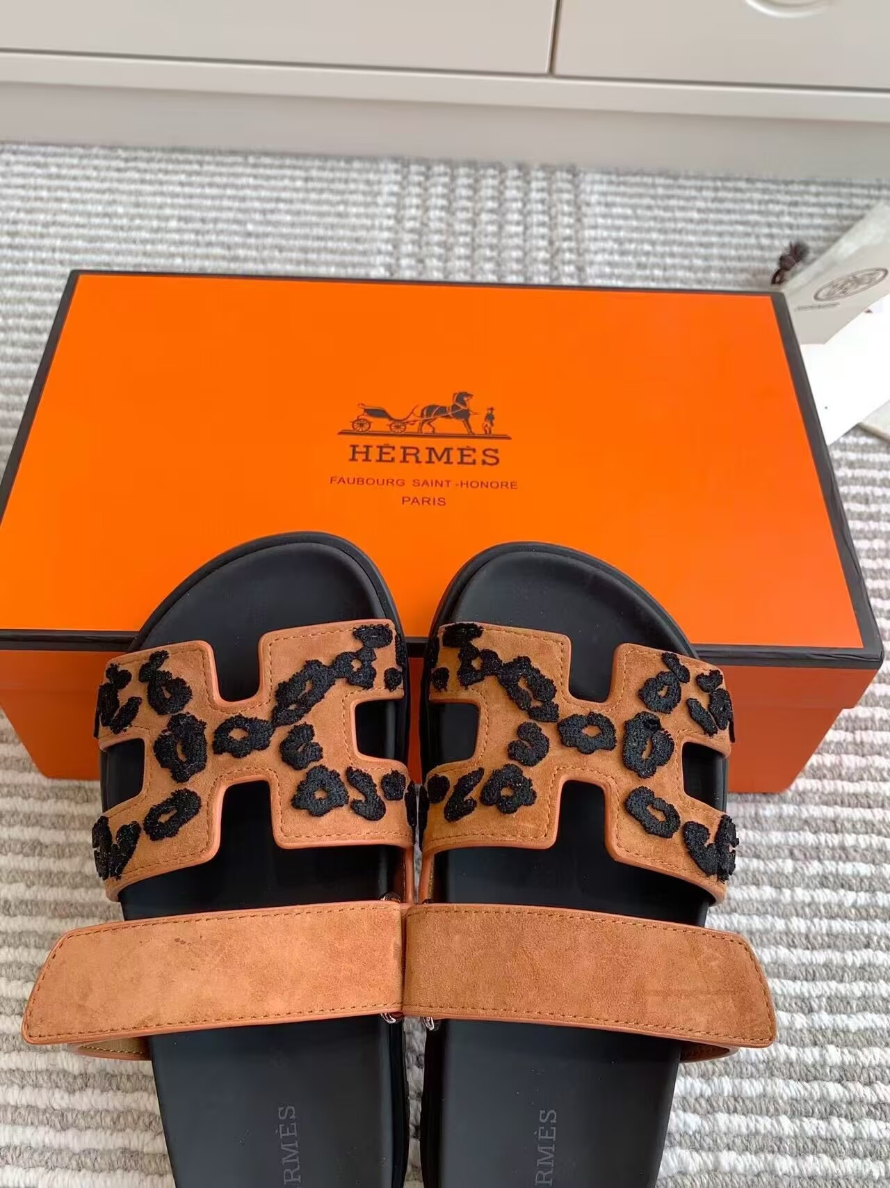 UA H**me5 Chypre Sandal