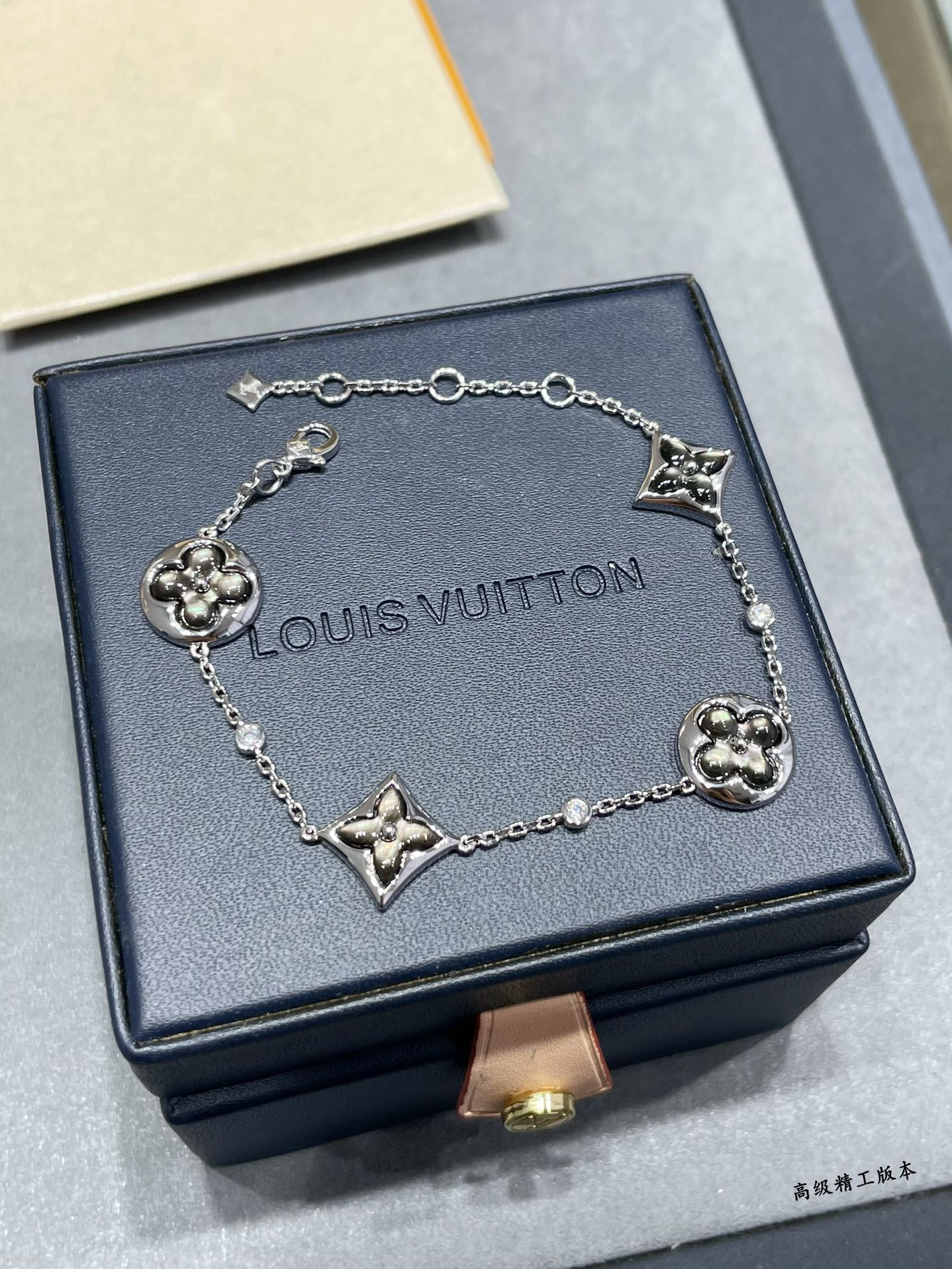 L0vis Vvtt0n Large Four-Flower Natural Gray Mother-of-Pearl Bracelet