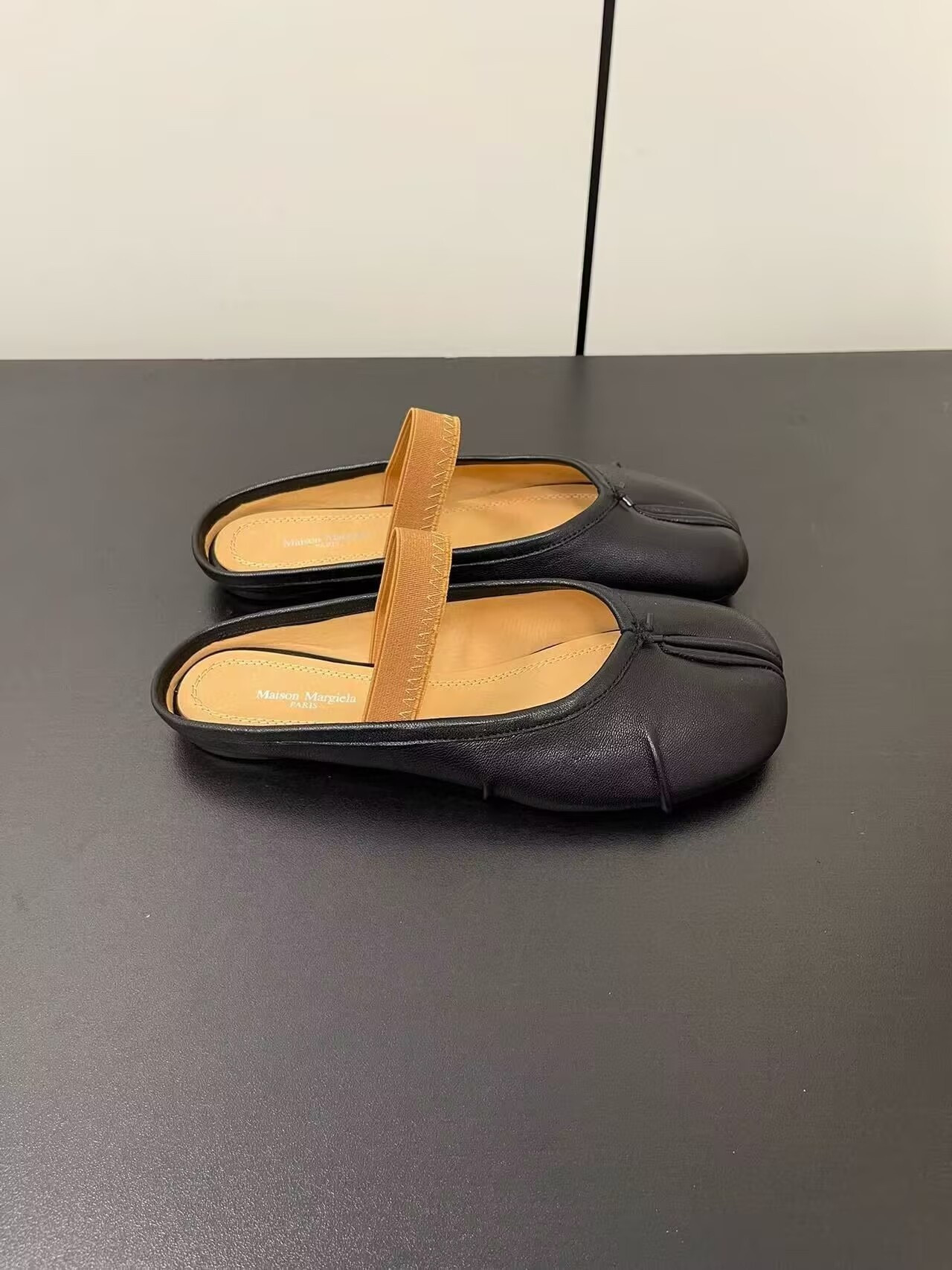 UA Ma1s0n Marg*e1a Split-Toe Leather Ballerina Mules Black
