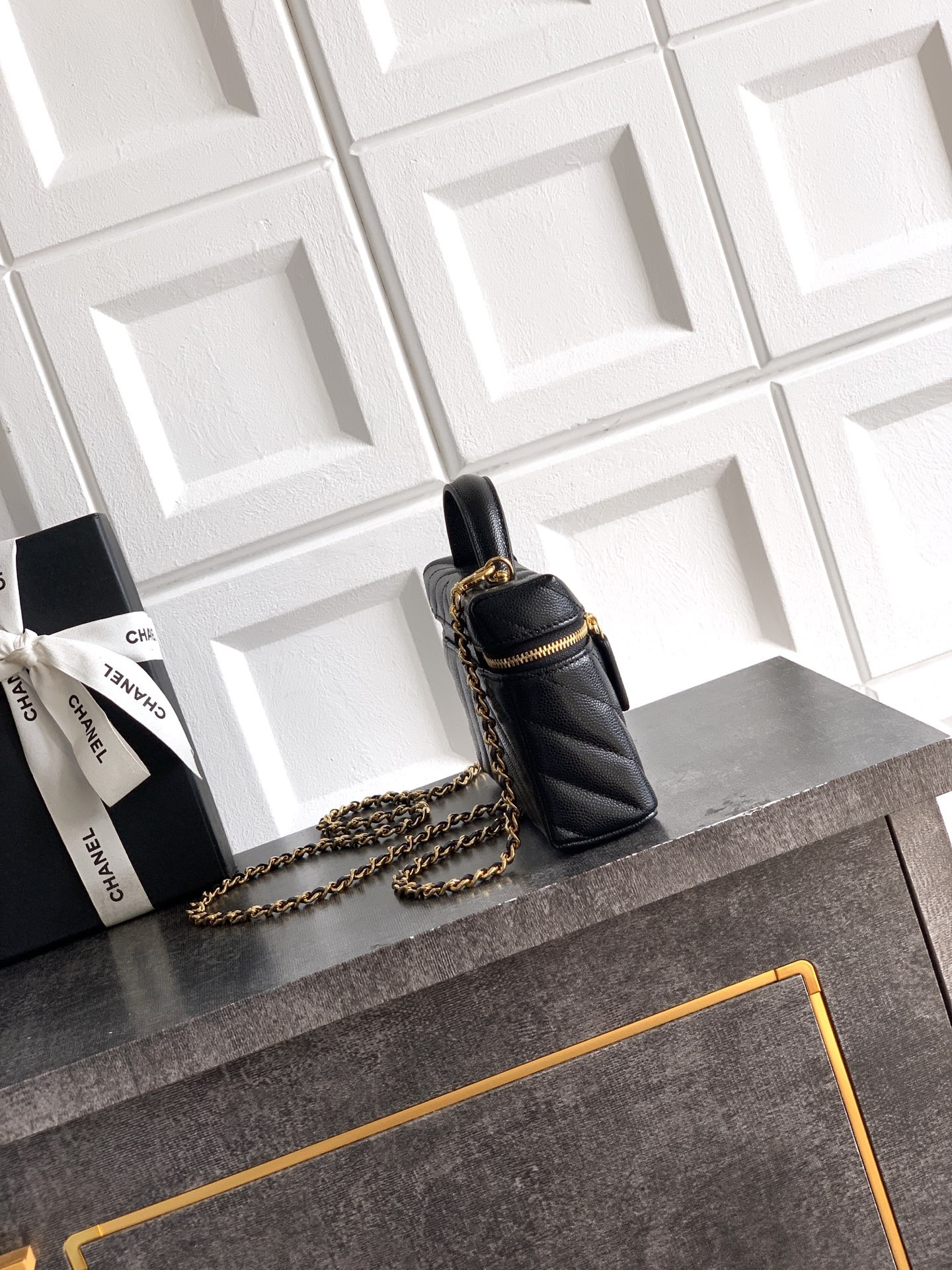 Ch**el vanity with chain ap5212 17x19.5x5cm