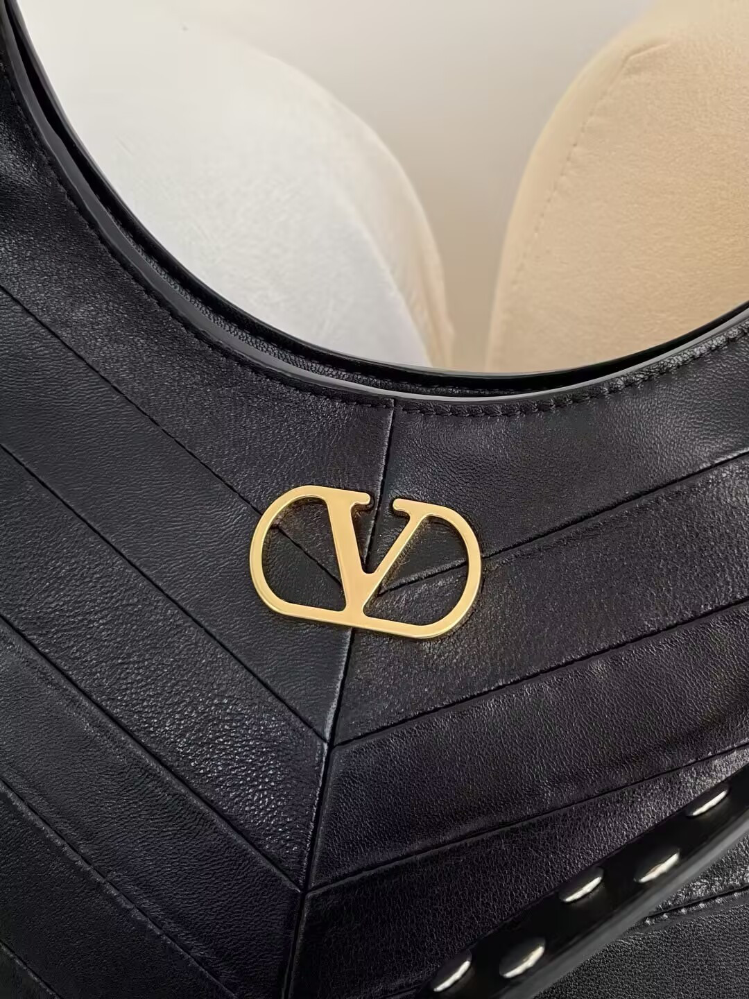 Va1e*ntin0 garavani hoboho small nappa leather hobo bag 28x21.5x3cm