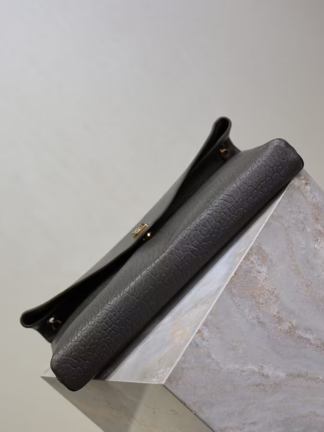 Y51 cassandre pouch on chain 35x22x3-4.2cm