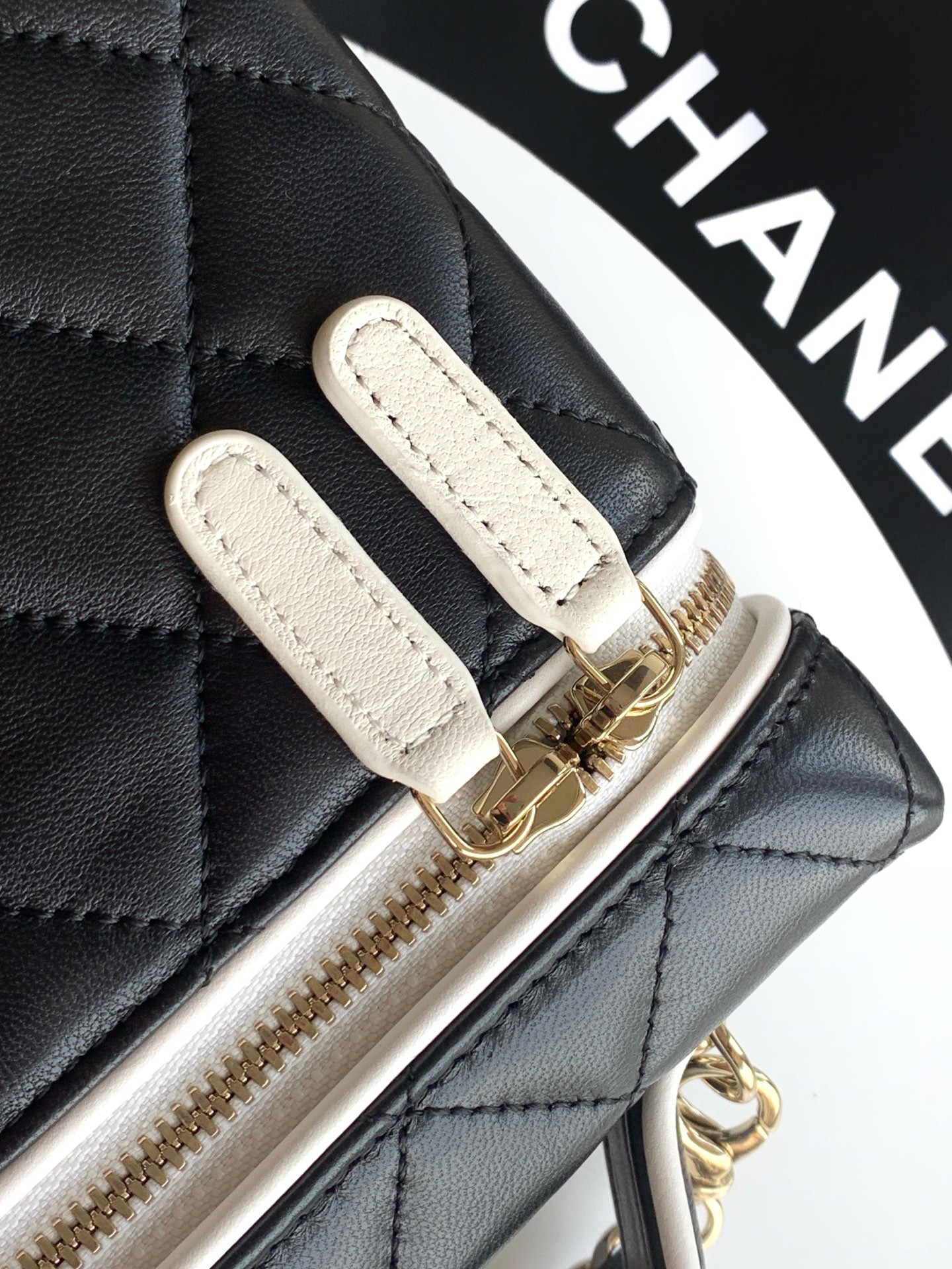 Ch**el vanity with chain ap5186 17x19.5x5cm
