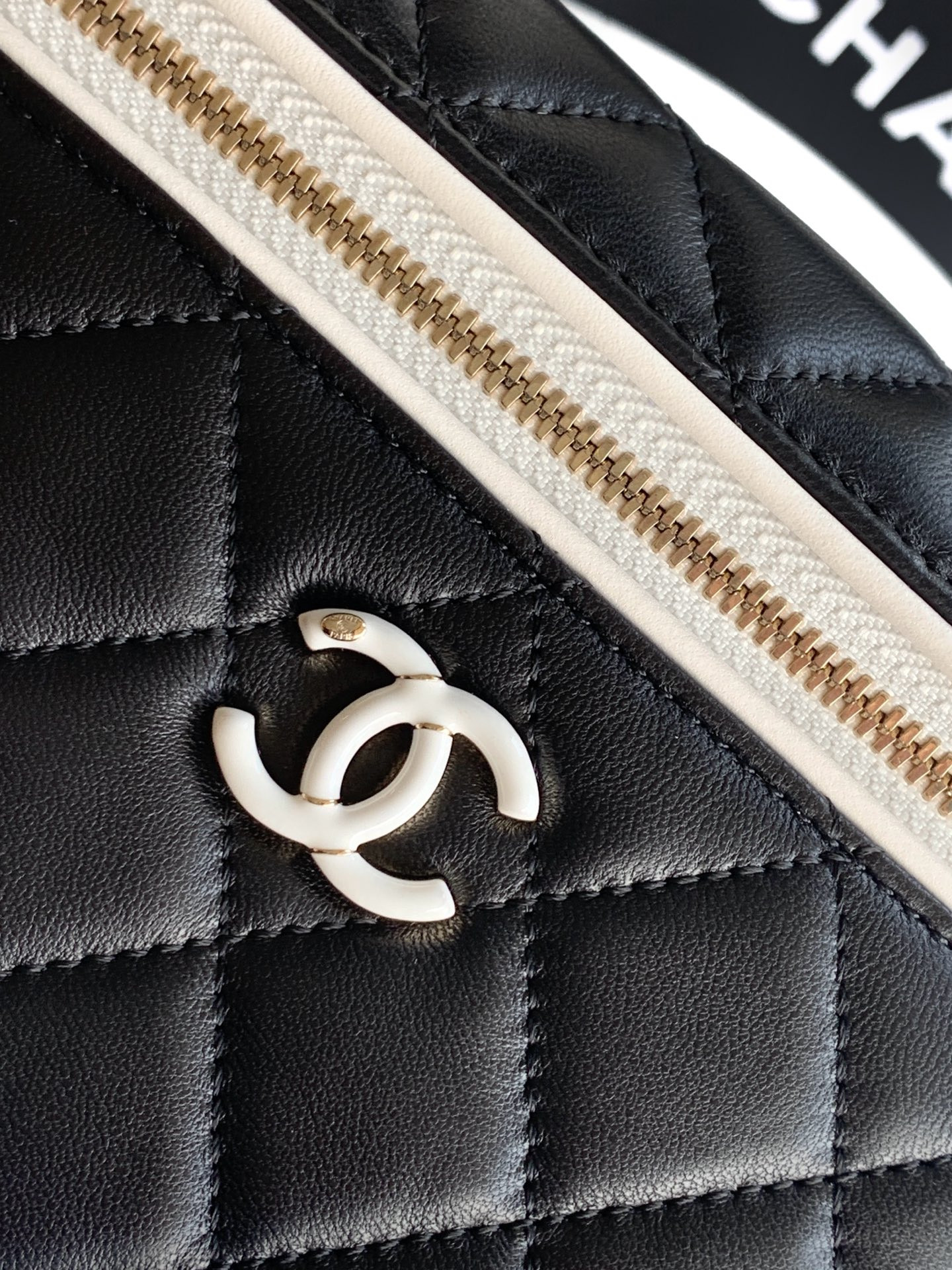Ch**el vanity with chain ap5186 17x19.5x5cm