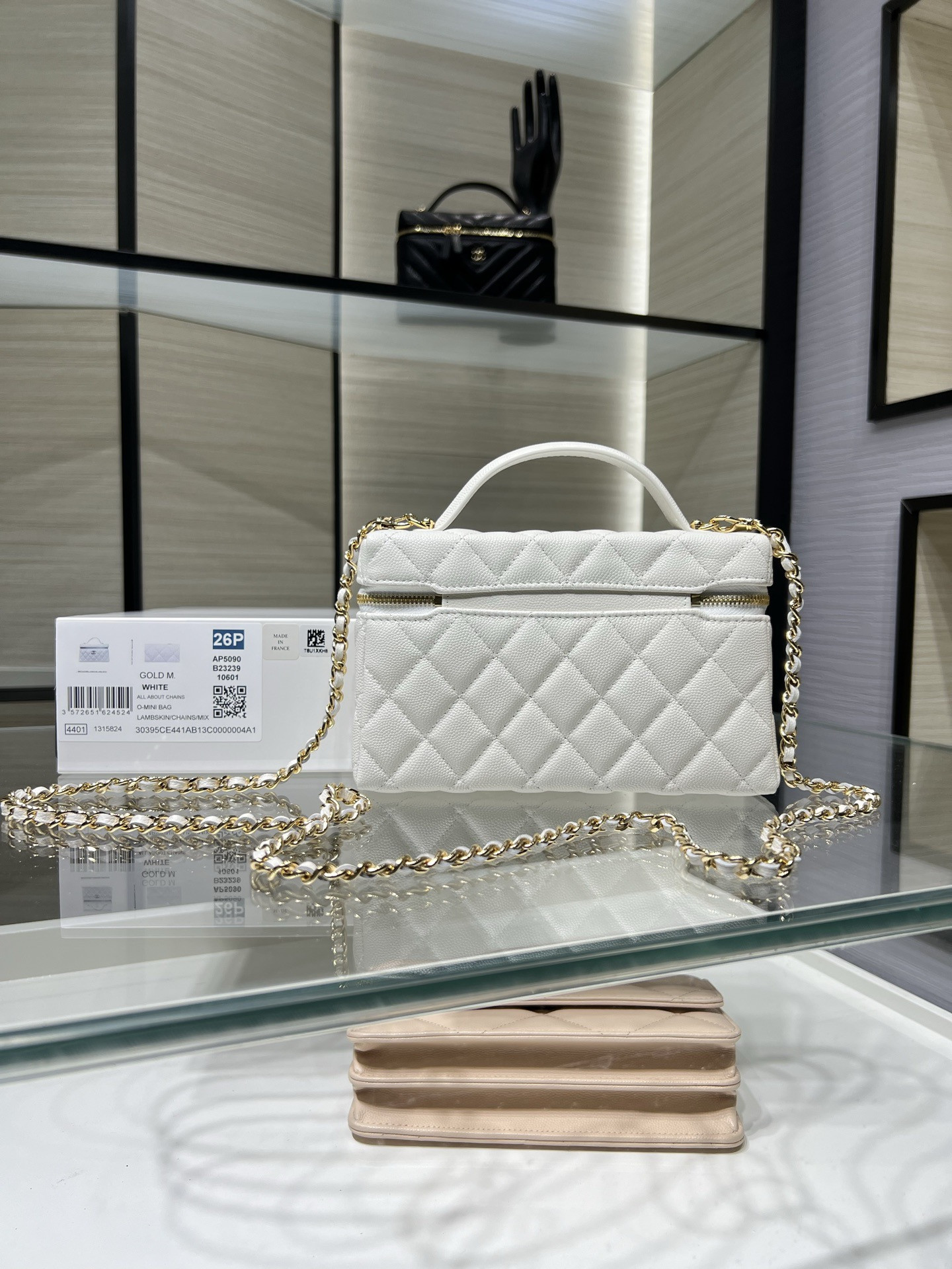 Ch**el classic vanity with chain handbag ap5090 17x19.5x5cm