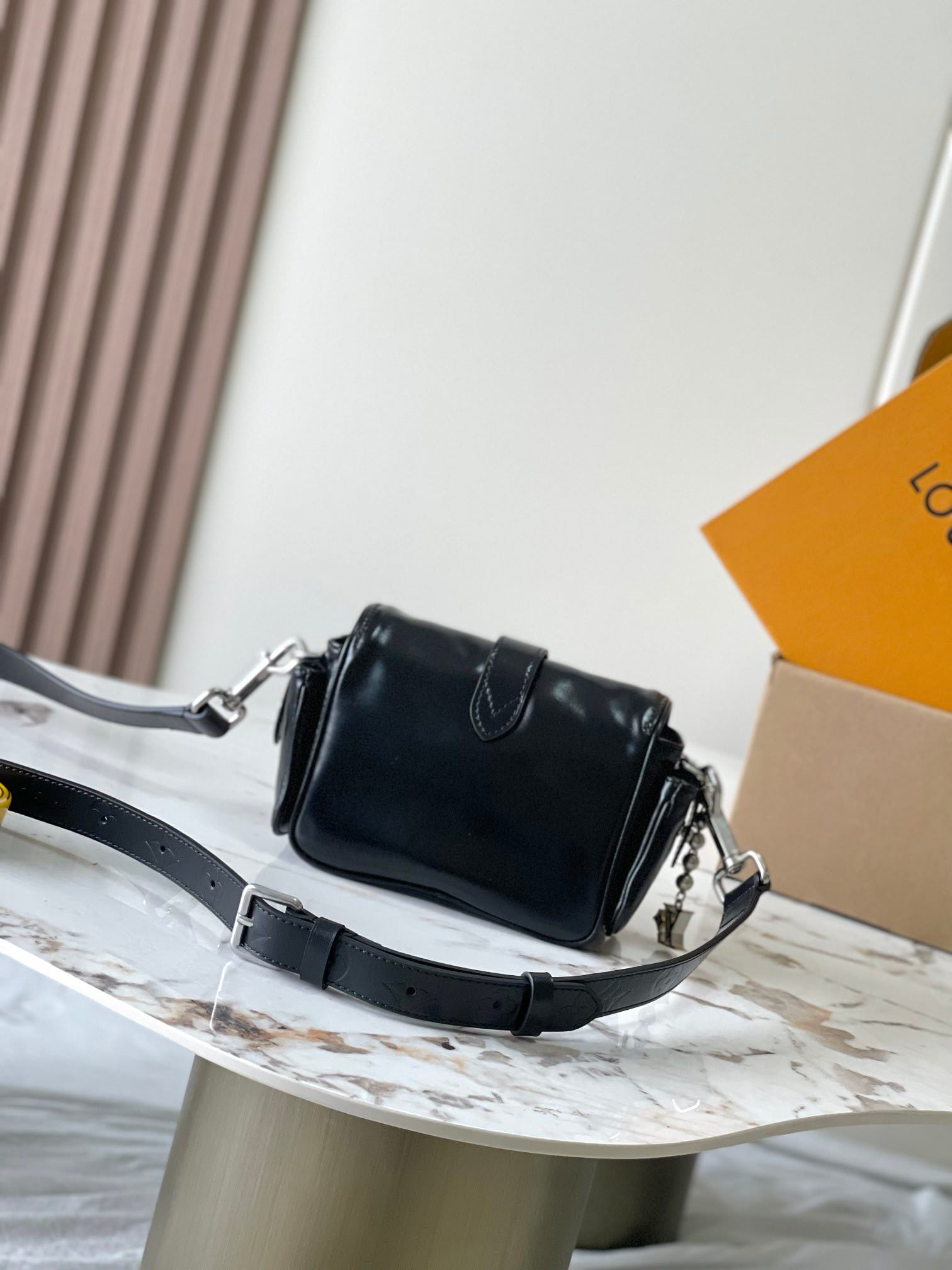 LV Cargo Wearable Wallet M13989 23x14x10cm