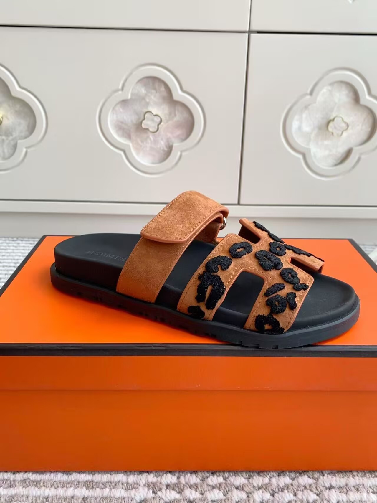 UA H**me5 Chypre Sandal