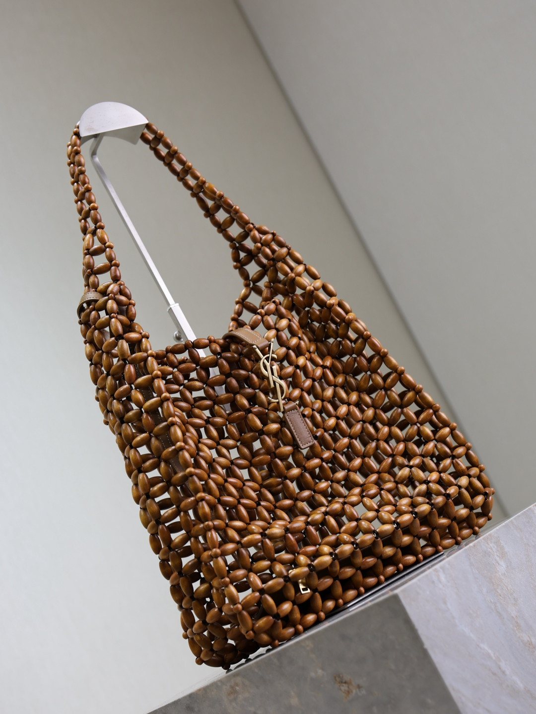Y51 LE 5 à 7 large in wood beads 30x35x10cm