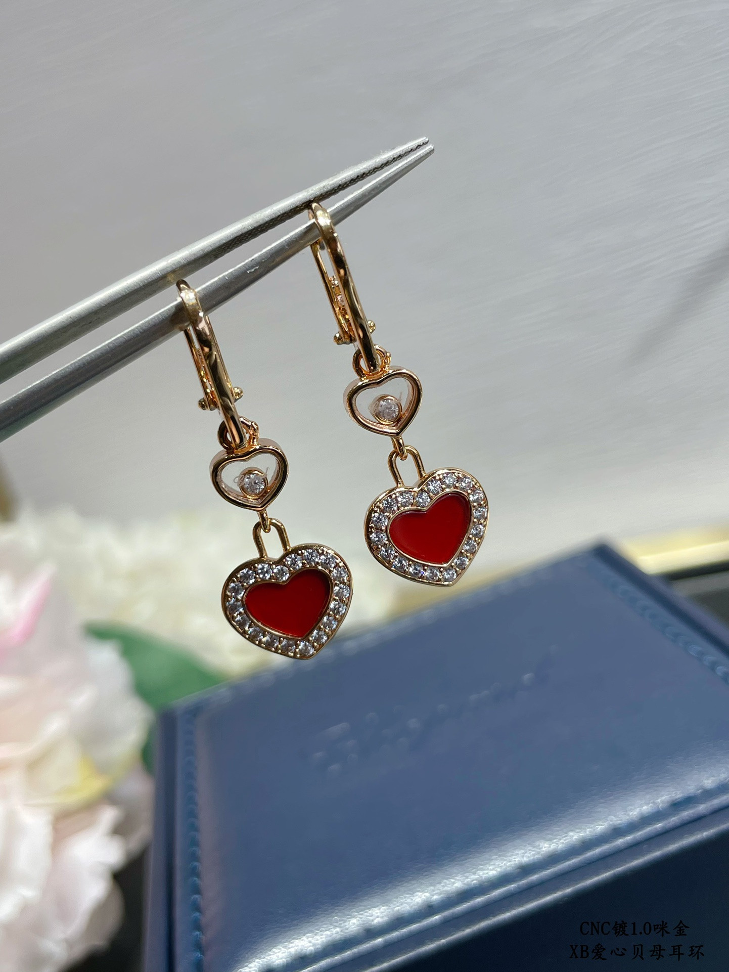 Chopard Heart-shaped Edge D1am0nd Mother-of-Pearl Earrings