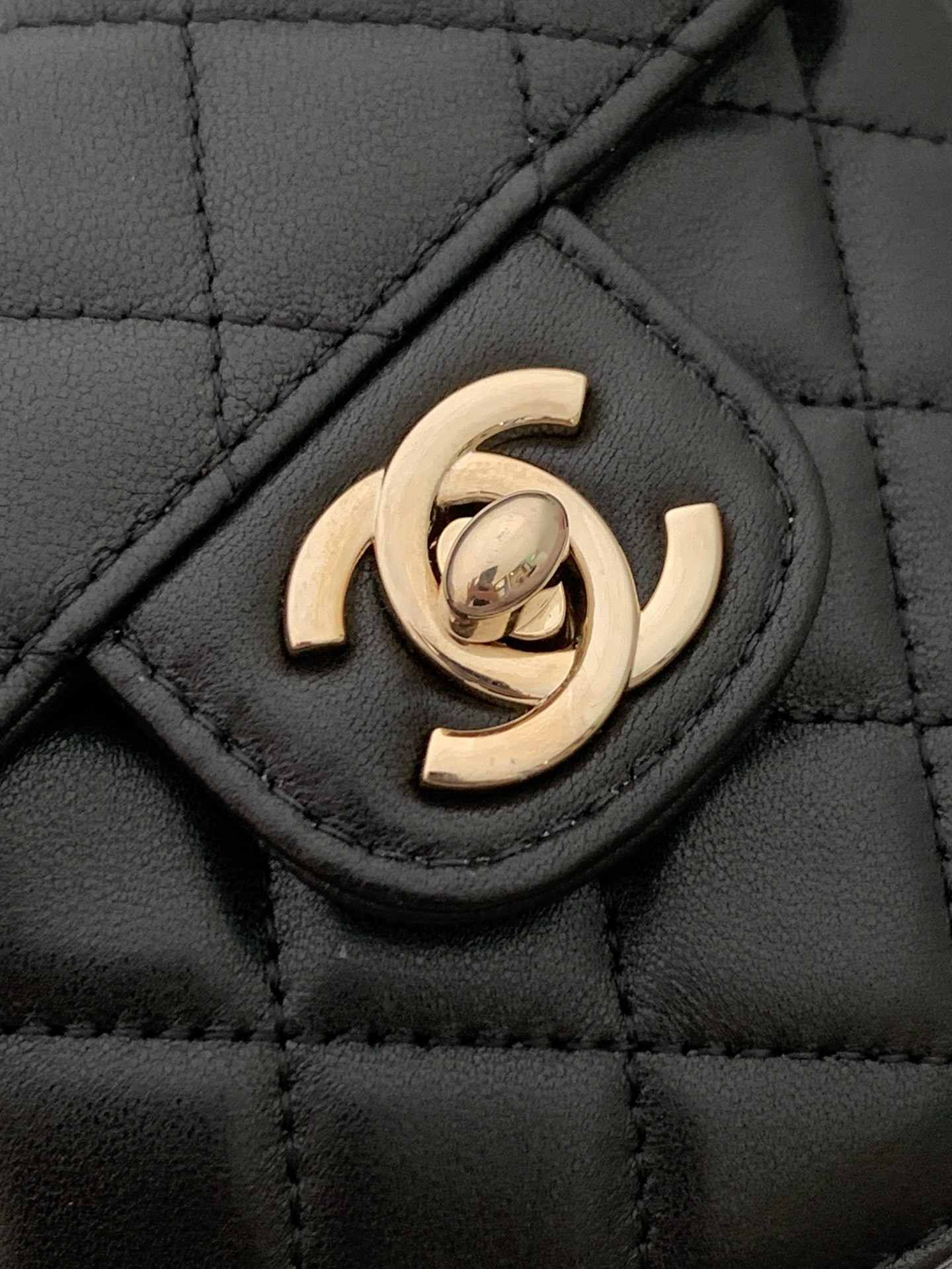 Ch**el mini 22s heart clutch with chain 12x13x5.5cm