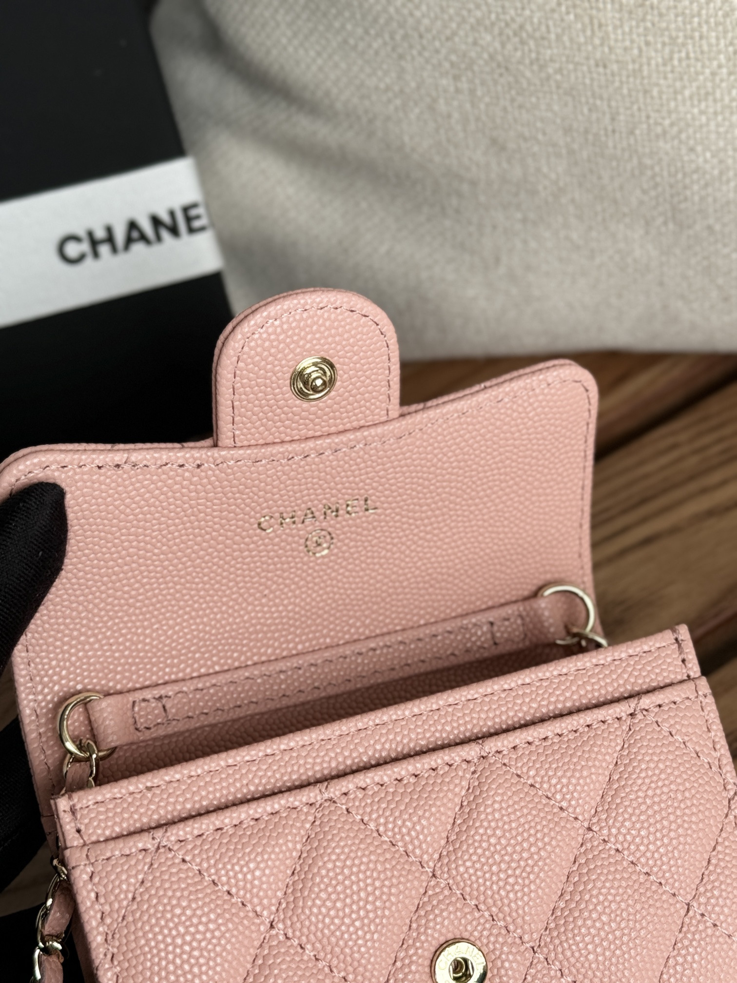 Ch**el wallet on chain 11x7.5x2cm