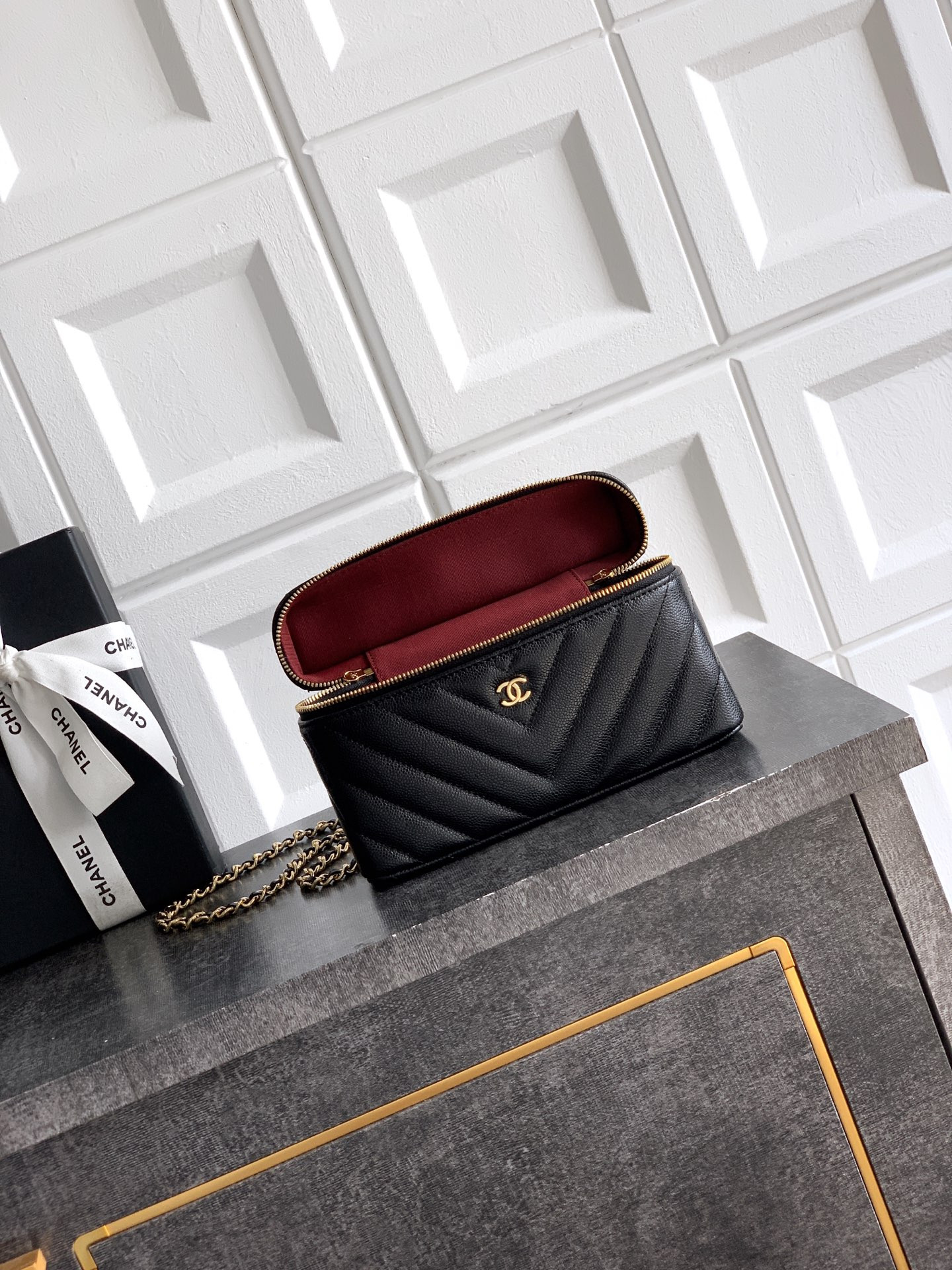 Ch**el vanity with chain ap5212 17x19.5x5cm