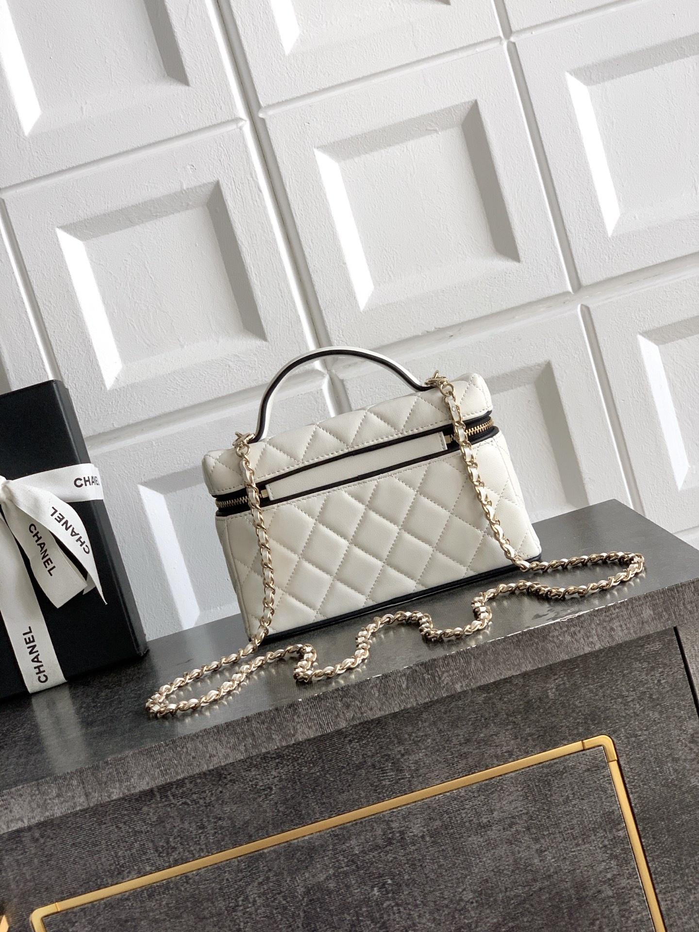 Ch**el vanity with chain ap5186 17x19.5x5cm
