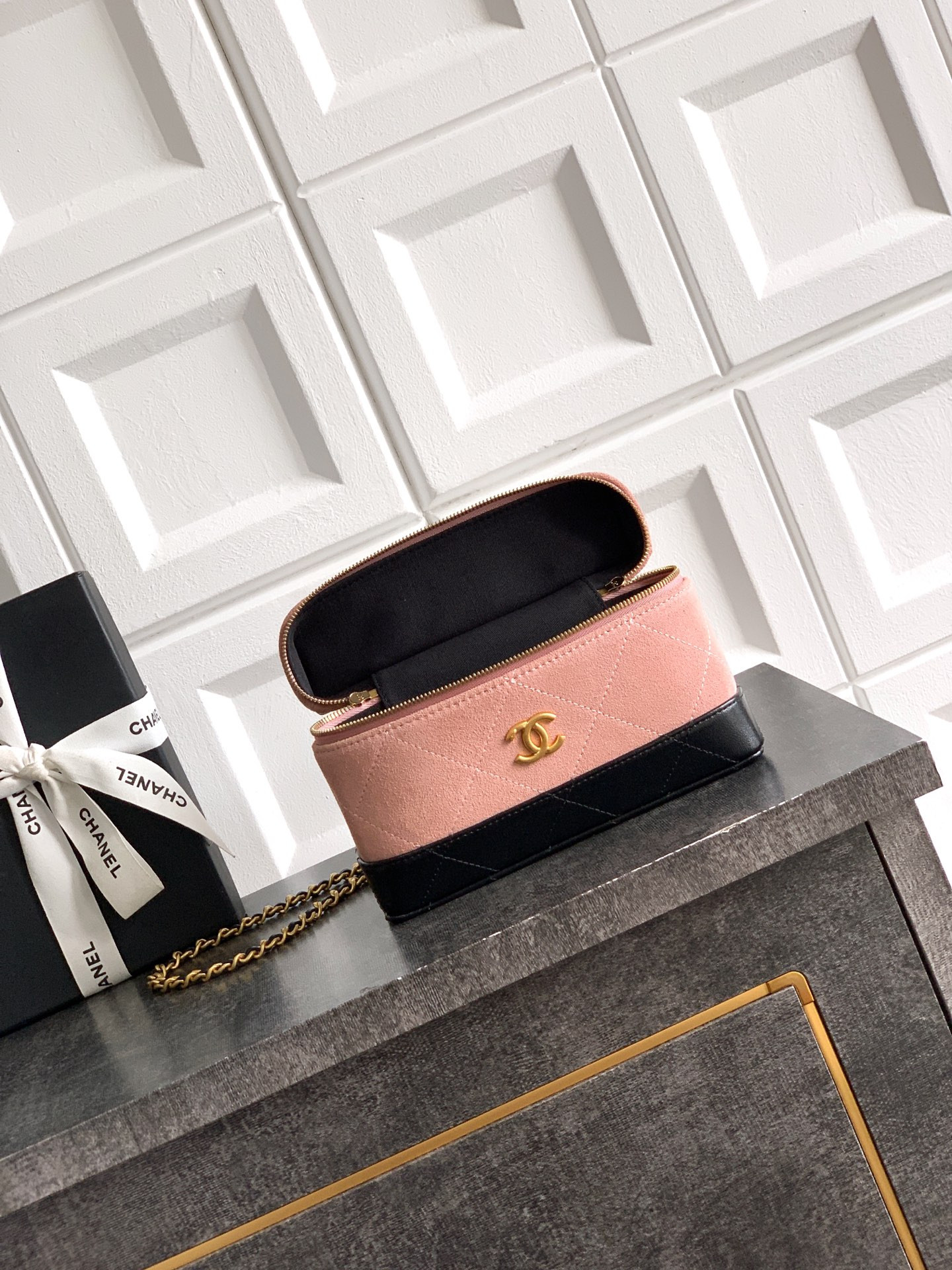 Ch**el vanity with chain ap5186 17x19.5x5cm