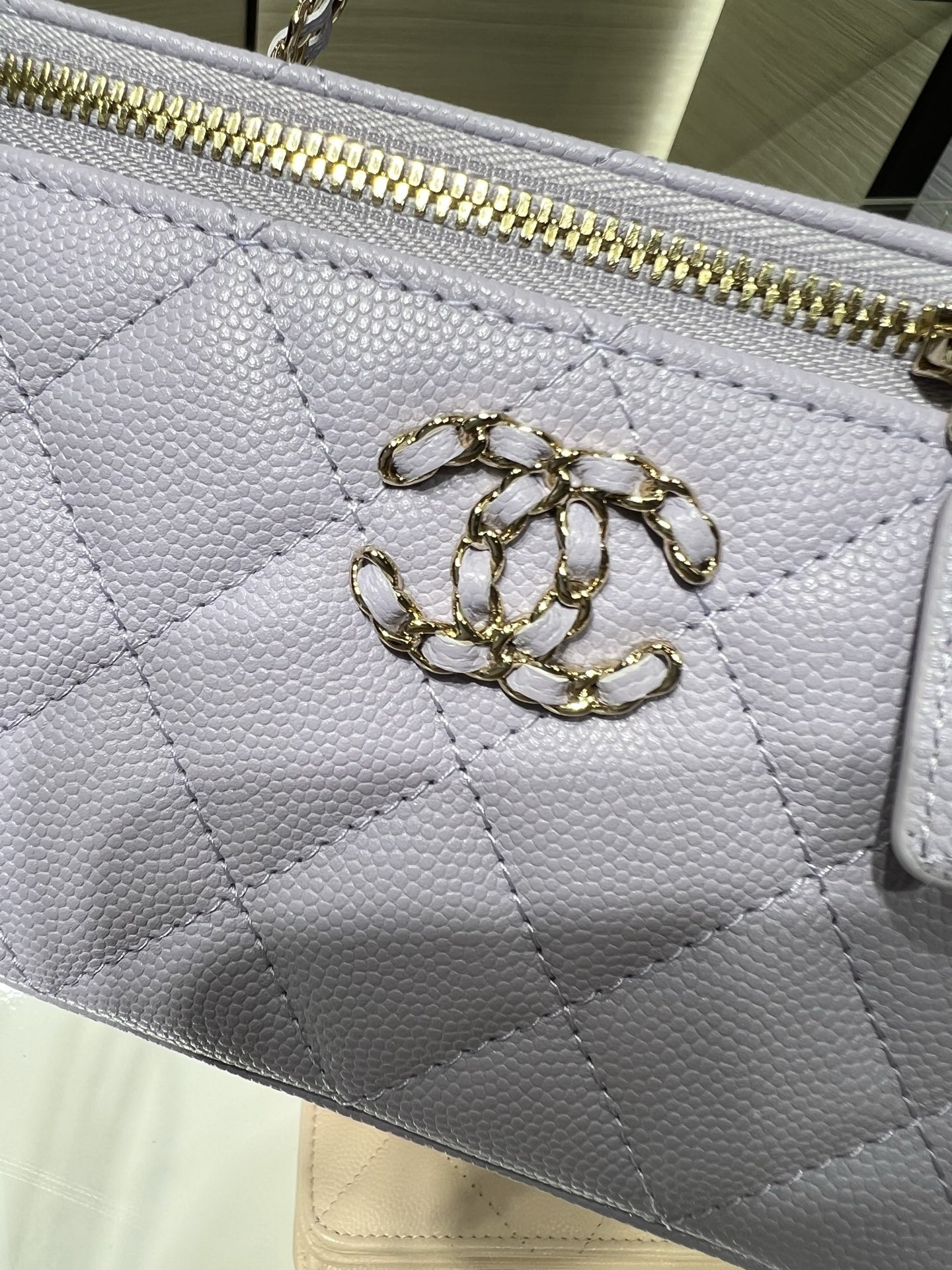 Ch**el vanity with chain ap5182 9.5x17x8cm