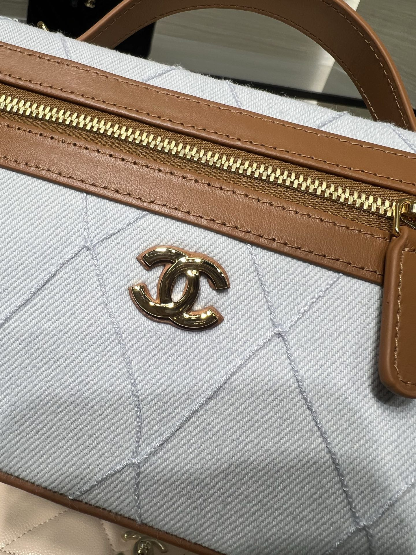 Ch**el classic vanity with chain handbag ap5164 17x19.5x5cm