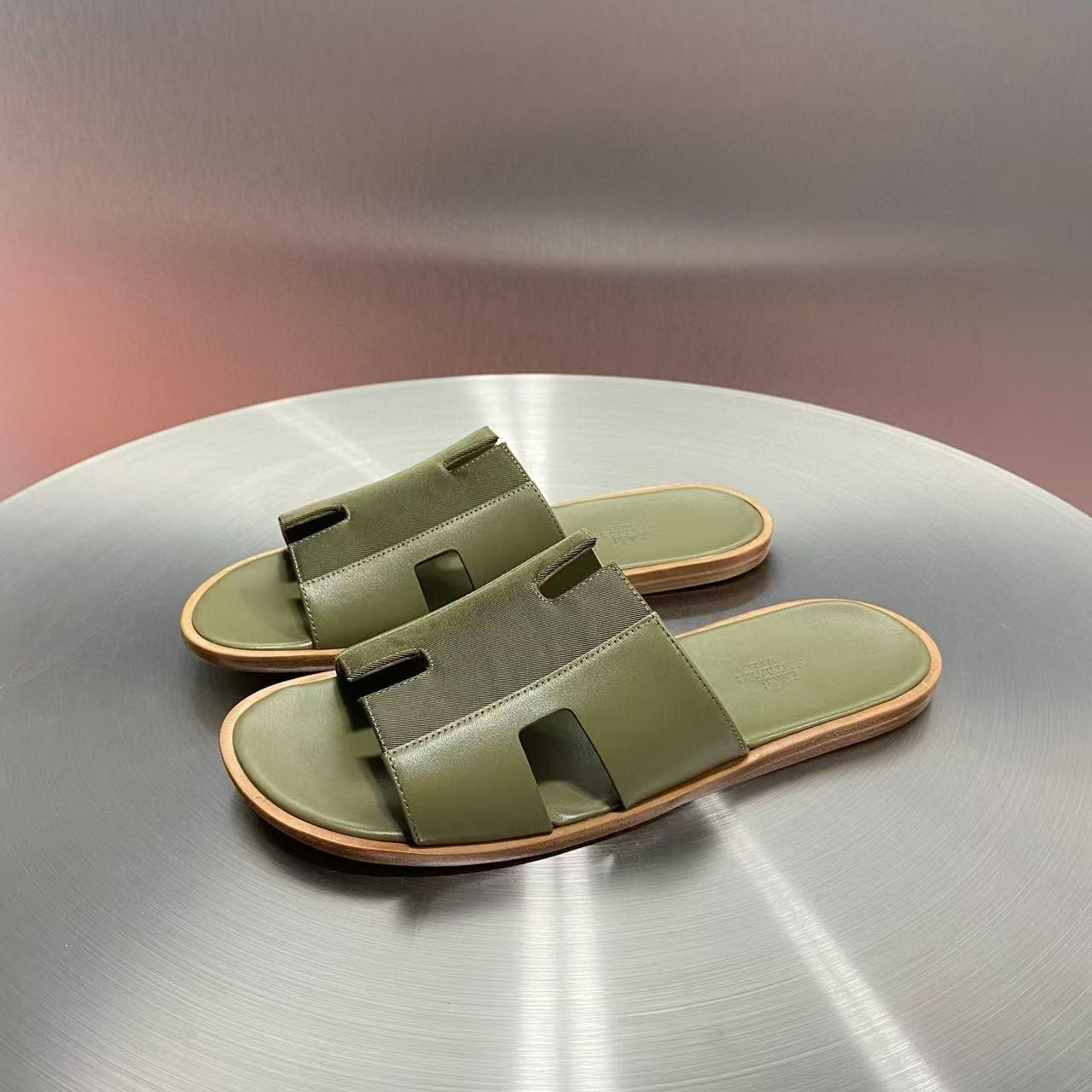 UA H**me5 Izmir sandal
