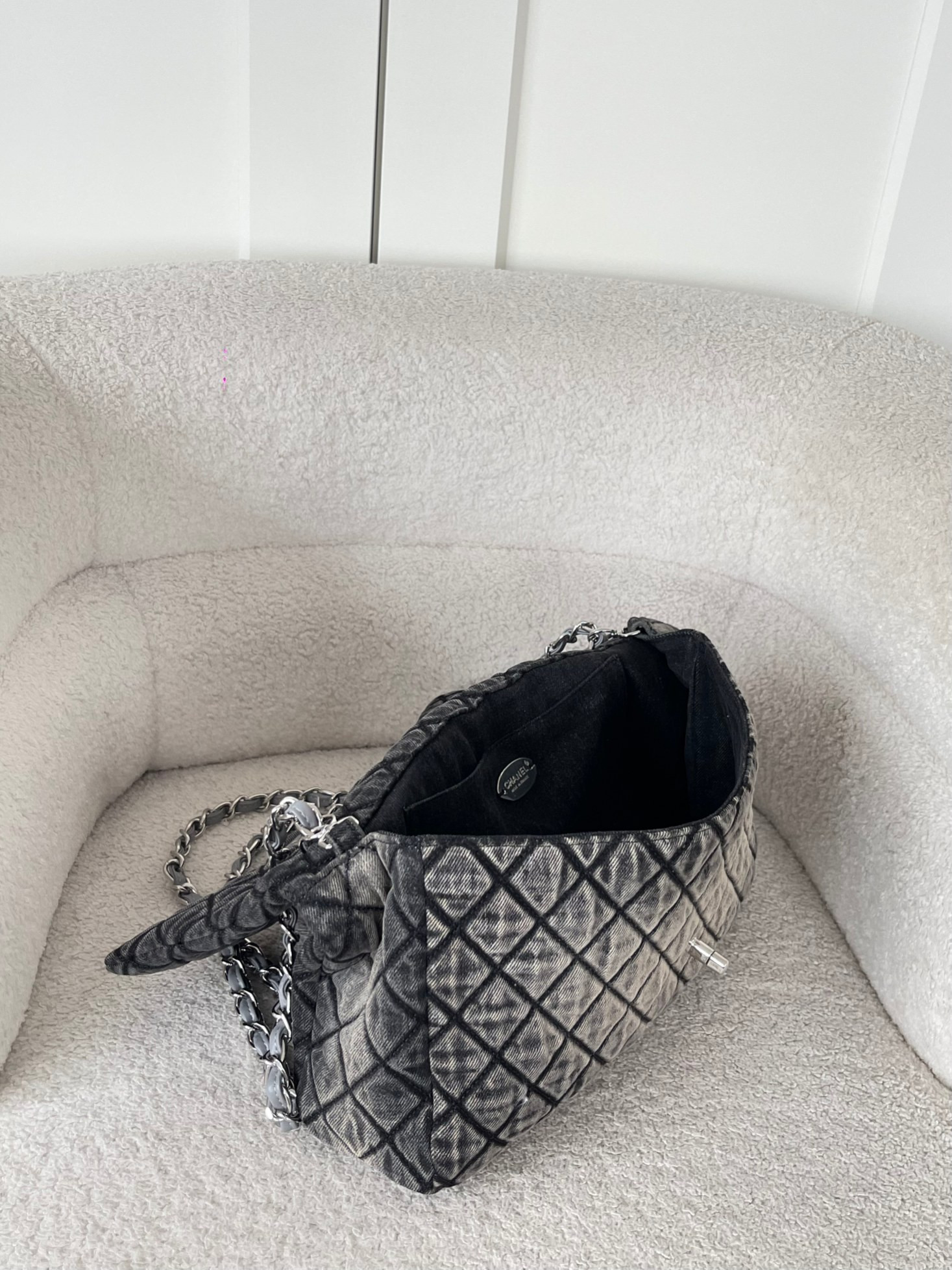 ch**el De*1mpression flap bag 33x22x8cm