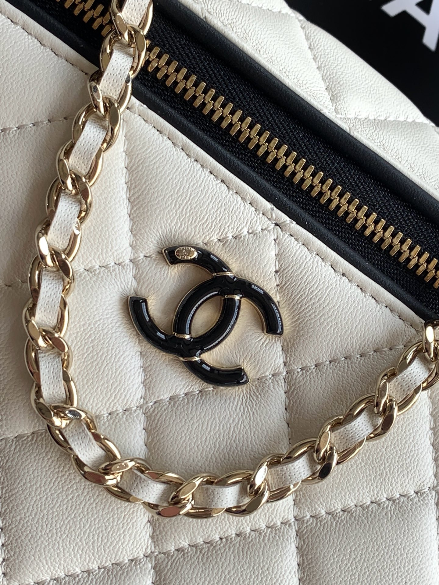 Ch**el vanity with chain ap5186 17x19.5x5cm
