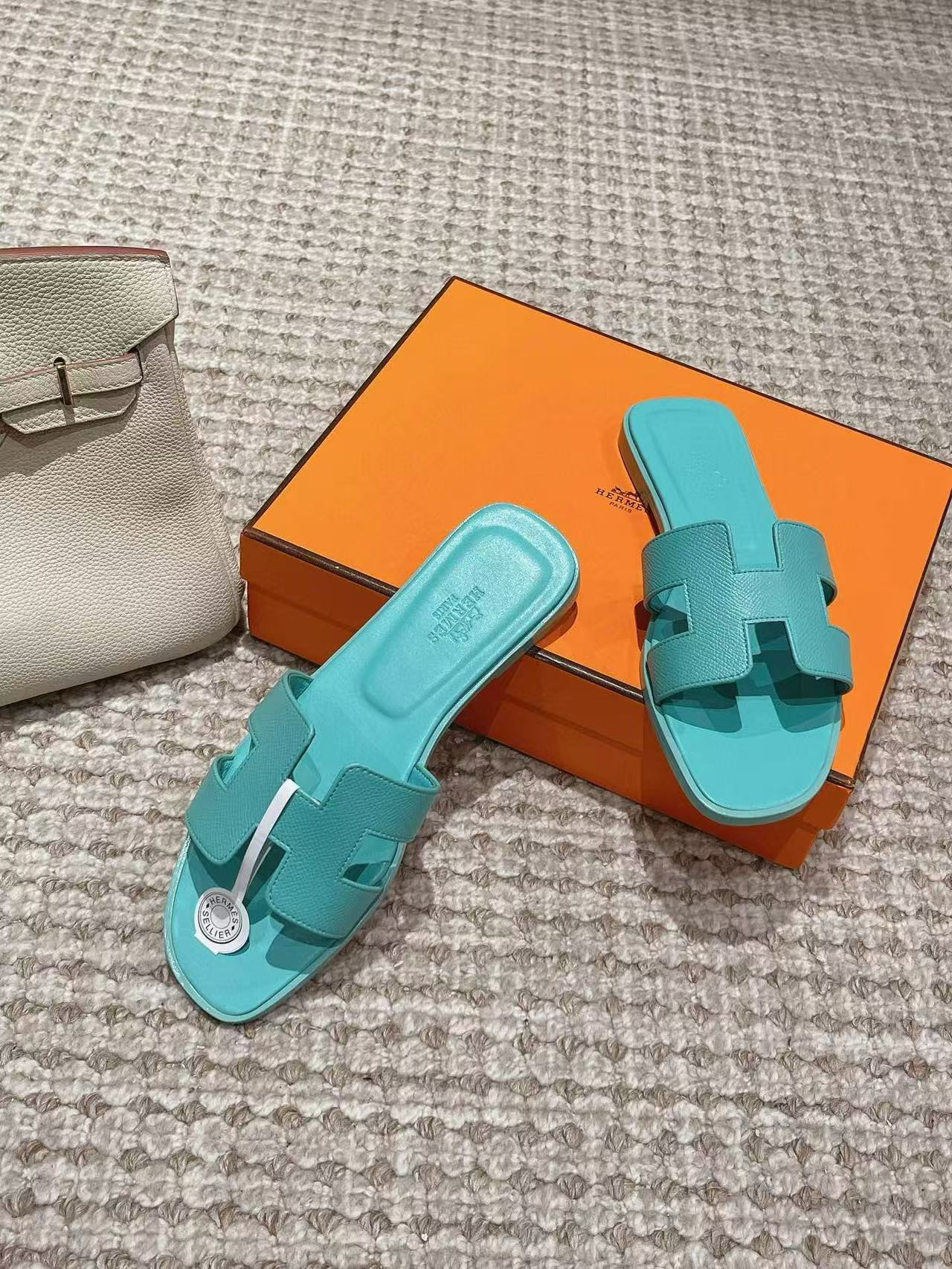 UA H**me5 Oran sandal