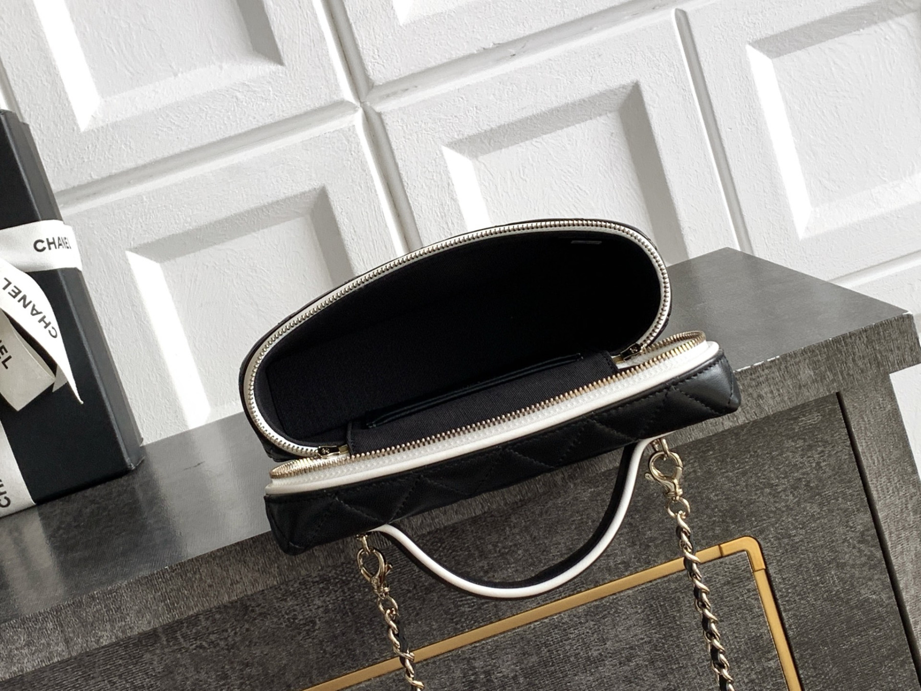 Ch**el vanity with chain ap5186 17x19.5x5cm
