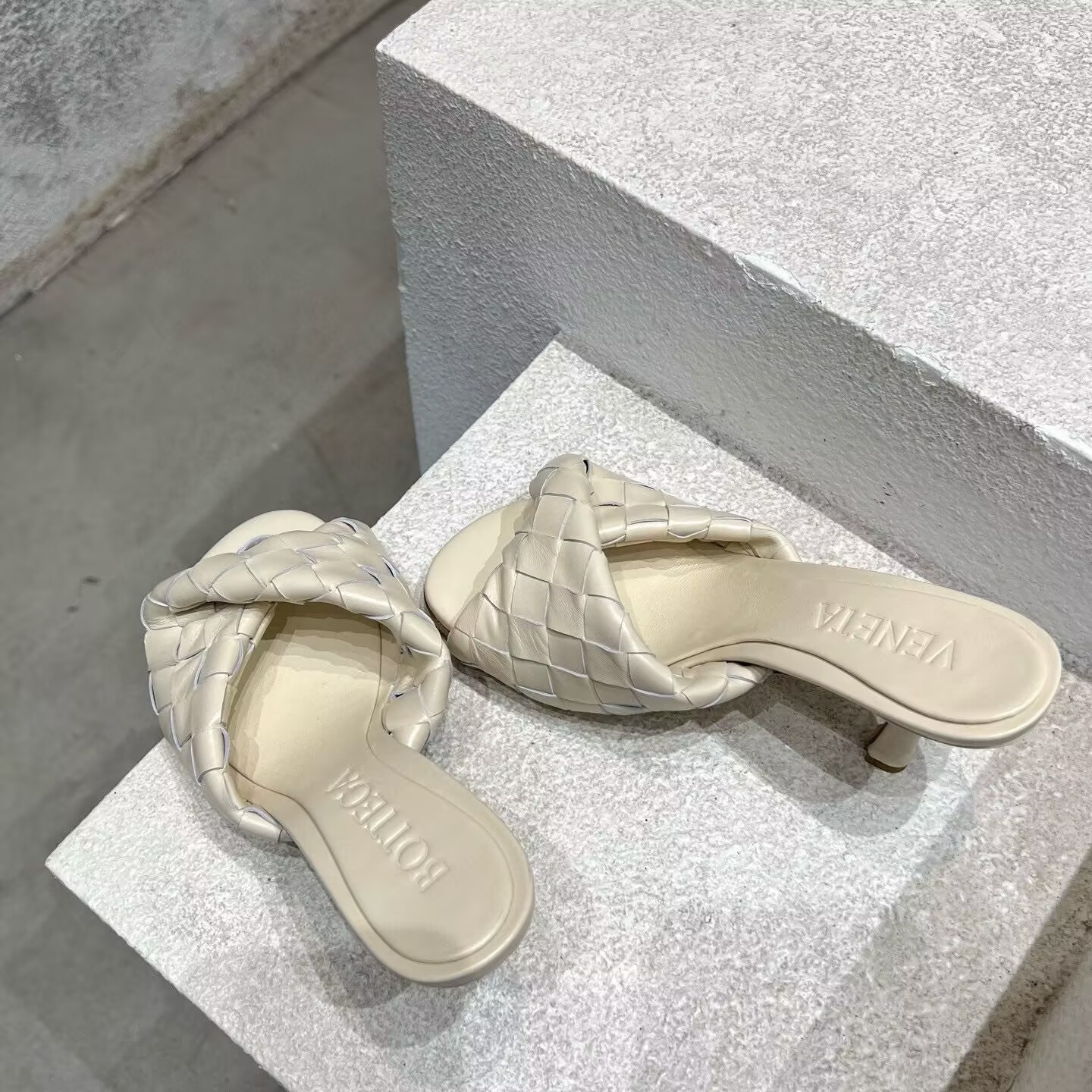 UA B0tt*ga Ven*ta Blink Slides