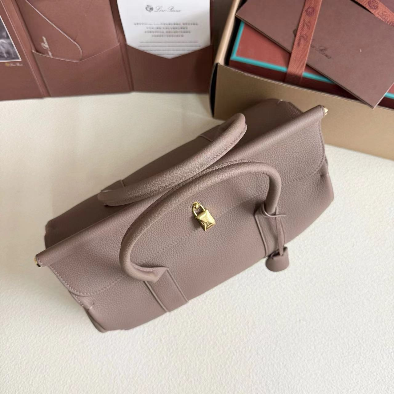 L0r0 P1ana loom bag l32 grained calfskin 33 x 23 x 18 cm