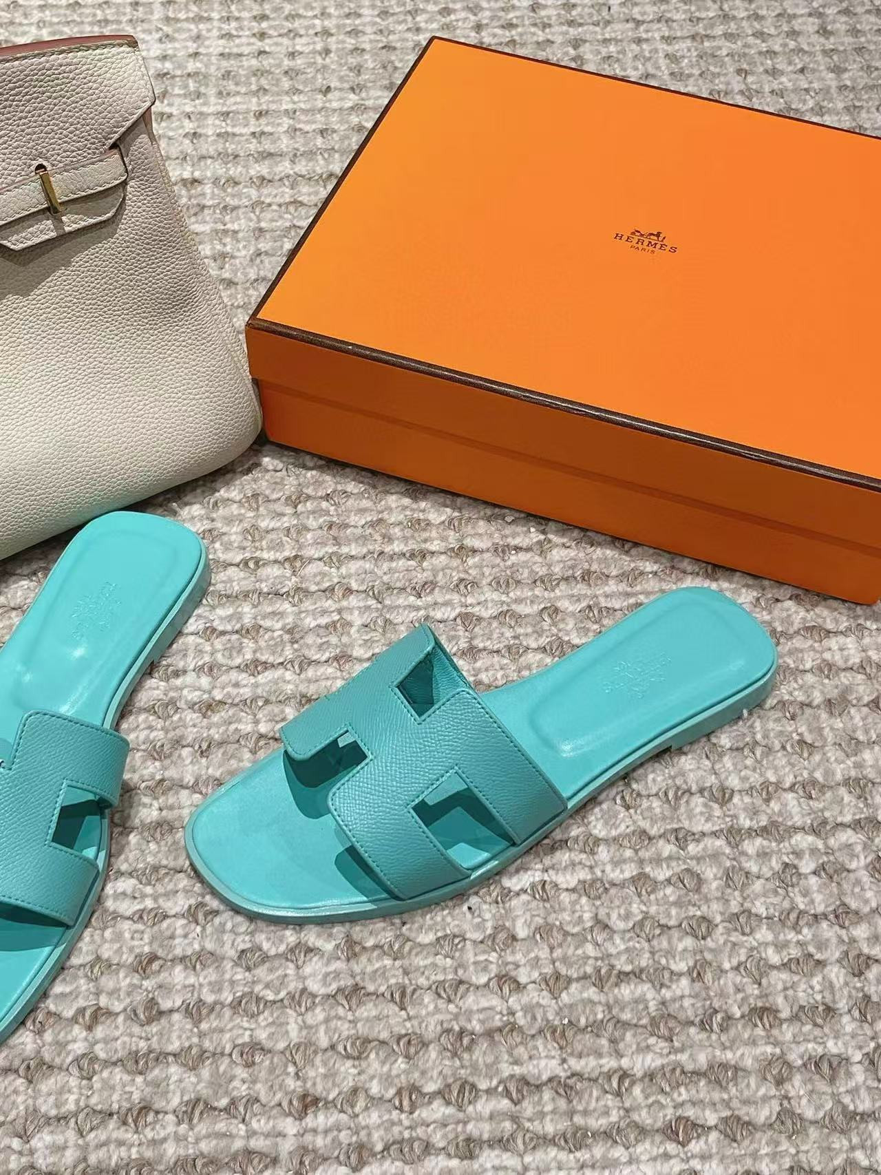 UA H**me5 Oran sandal