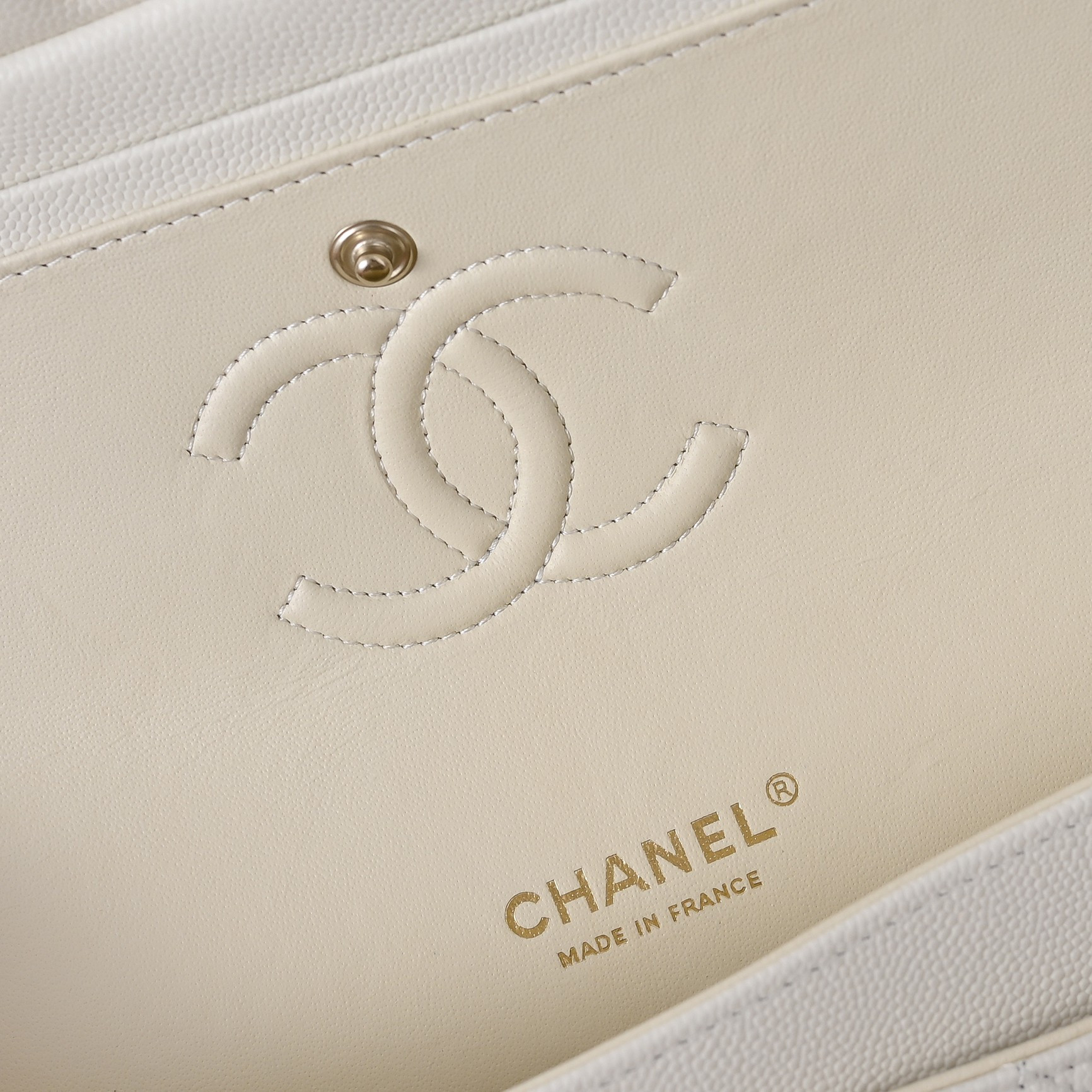 Ch**el classic flap handbag off-white with light gold hardware and caviar leather a01113 23x14.5x6cm