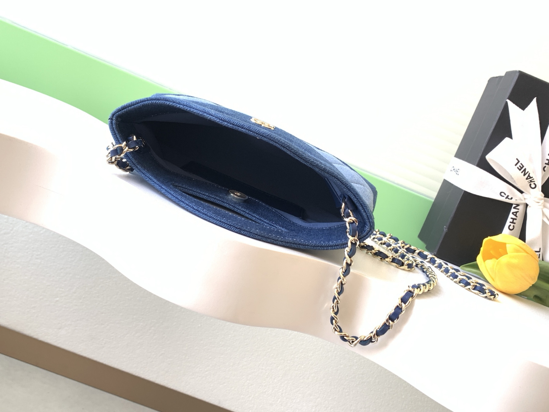 Ch**el clutch with chain ap3656 17x20.5x3.5cm