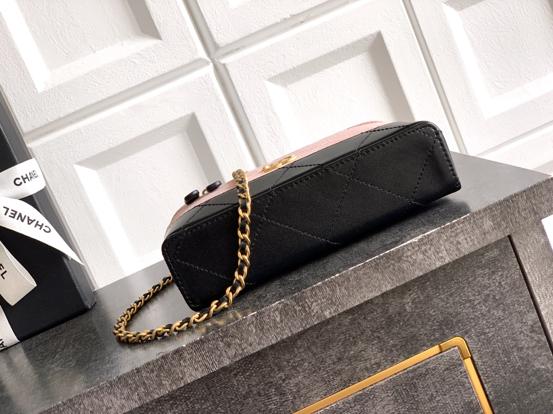Ch**el vanity with chain ap5186 17x19.5x5cm