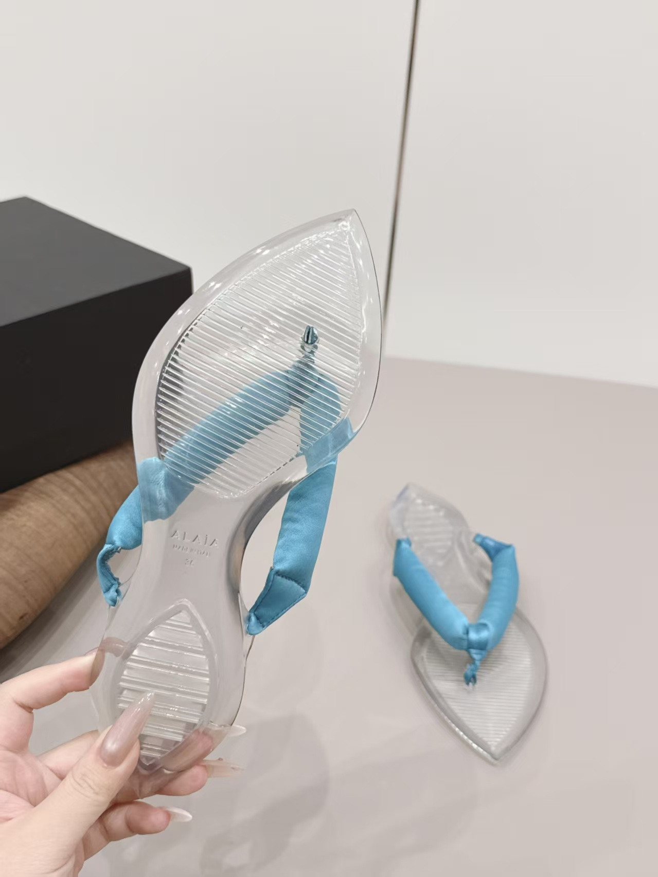 UA A1a1a INVISIBLE THONG Sandals
