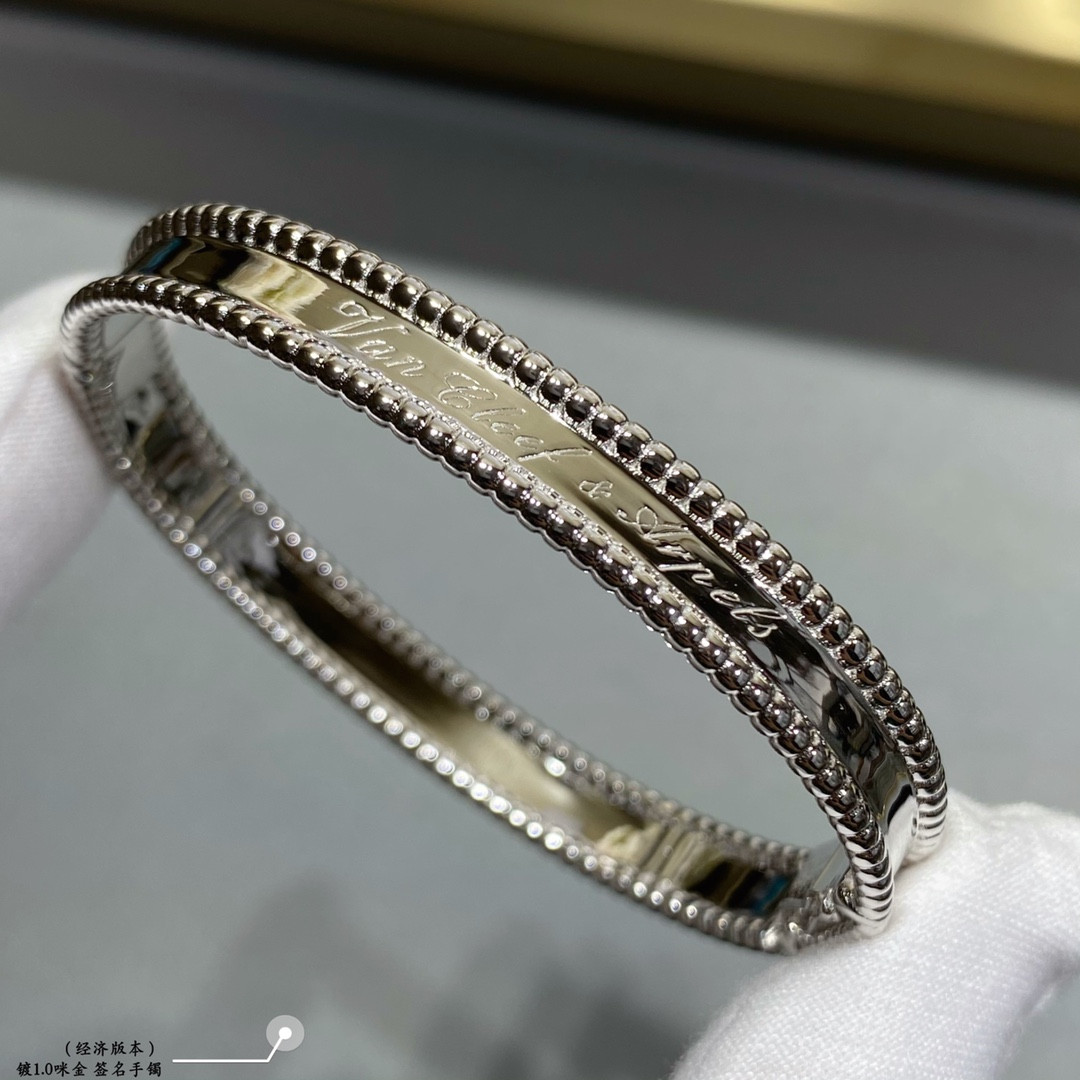 V*n Cl**f & Arpels sign Bracelet