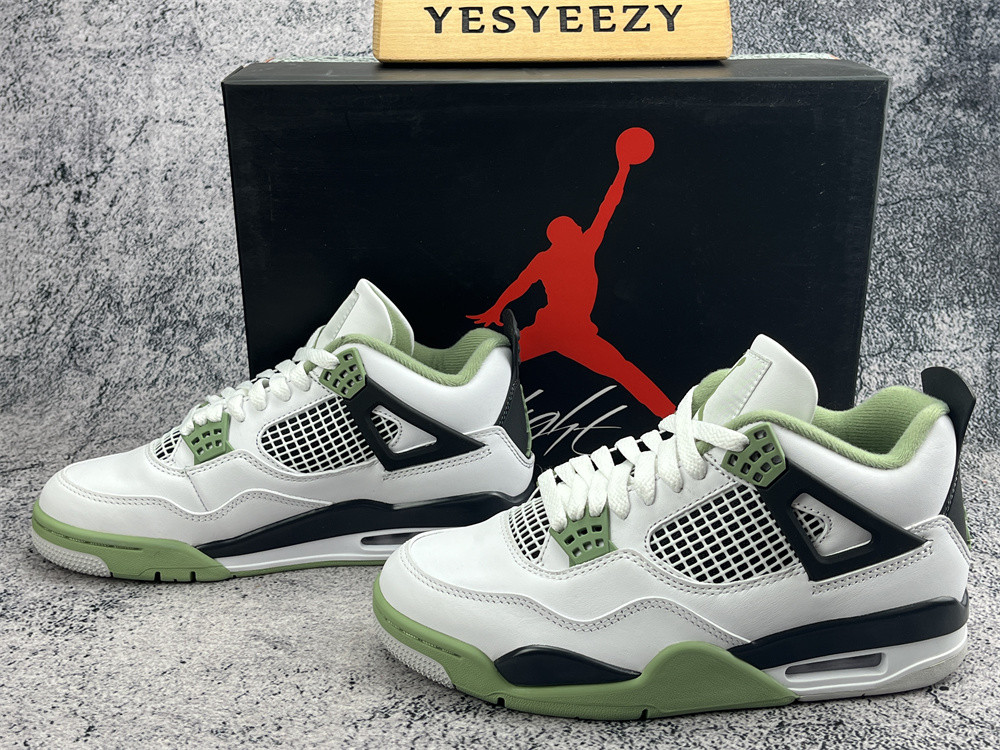 UA WMNS AIR JORDAN 4 RETRO 