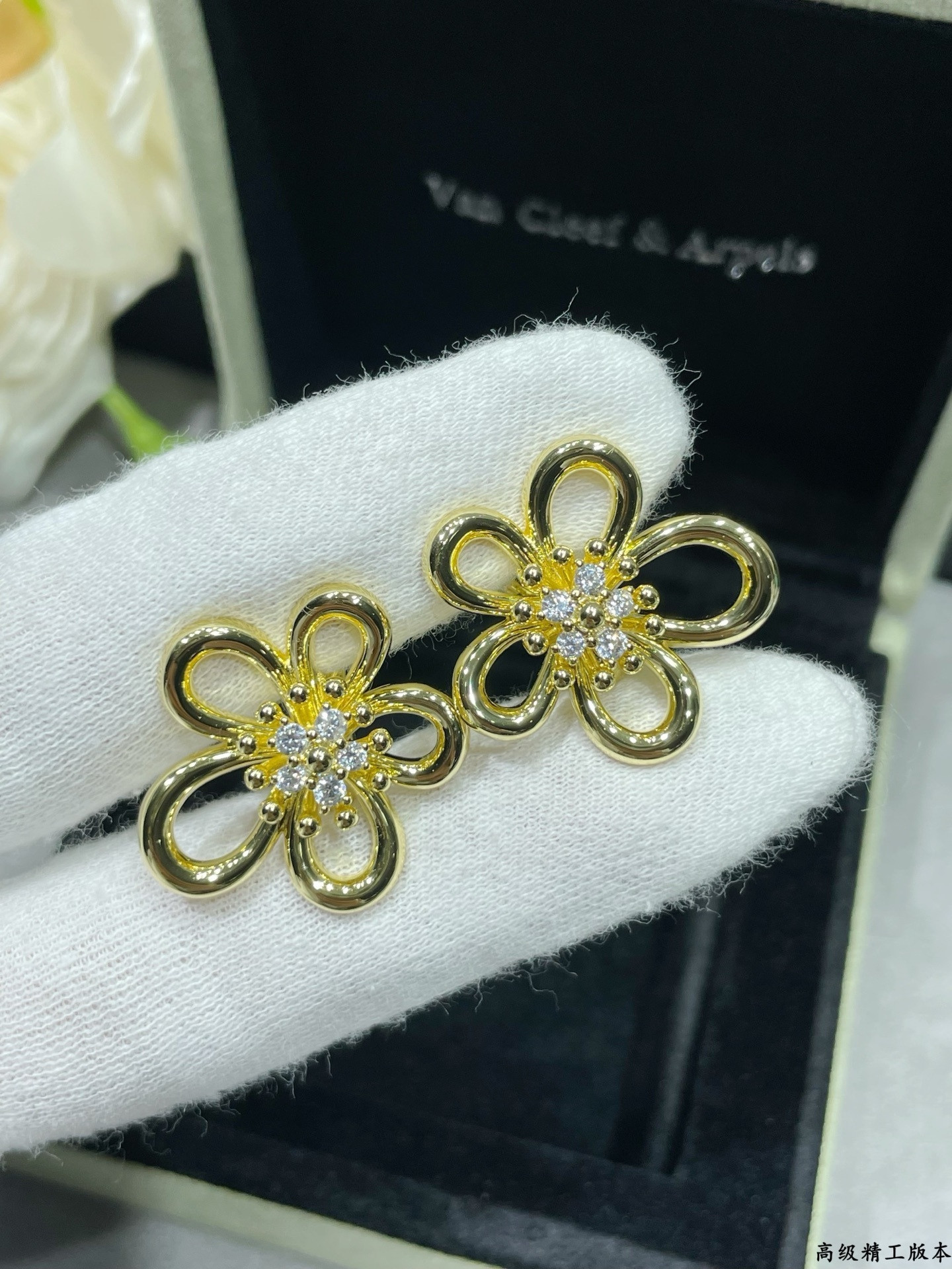 V*n Cl**f & arpels flowerlace earrings