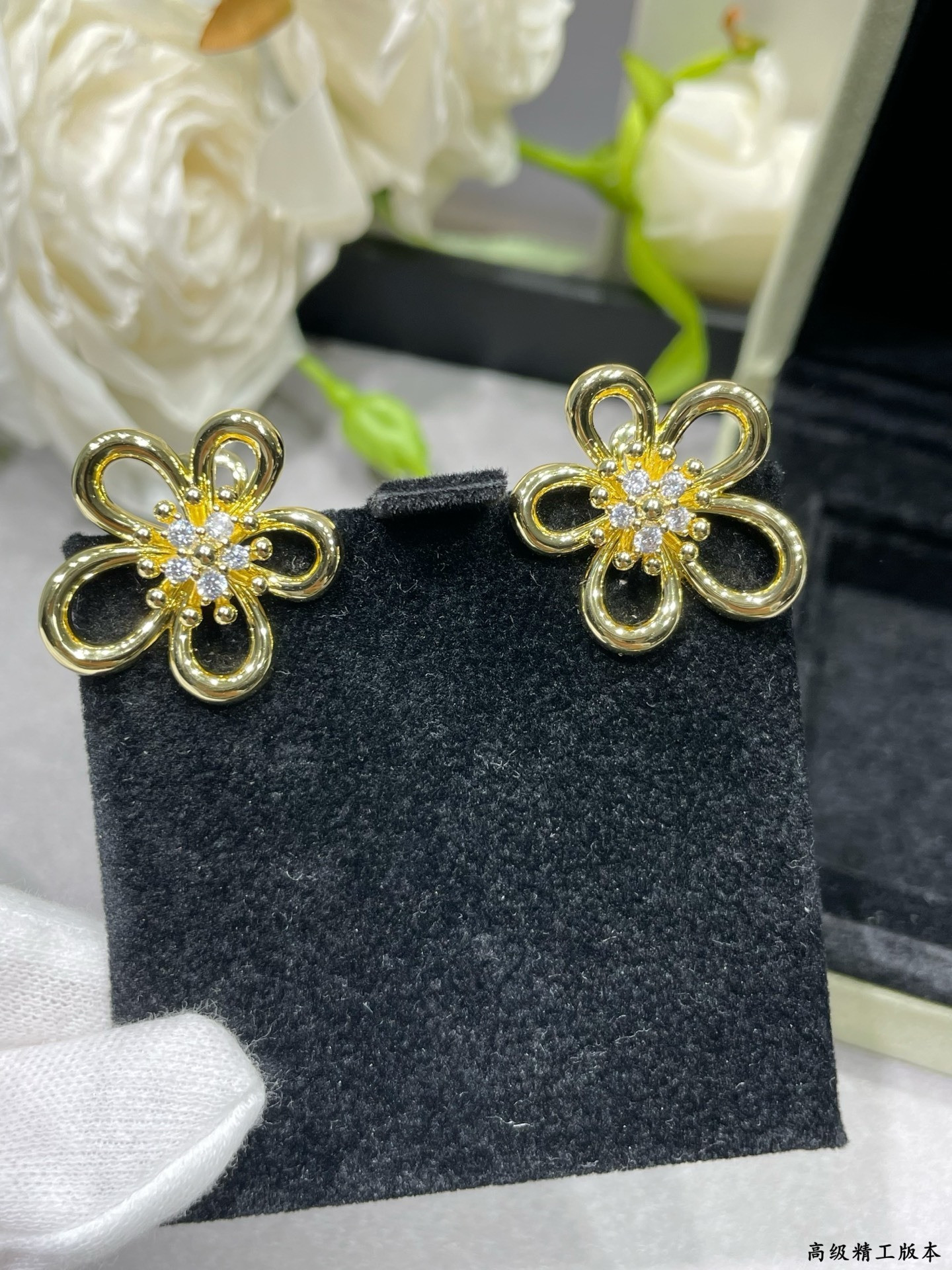 V*n Cl**f & arpels flowerlace earrings