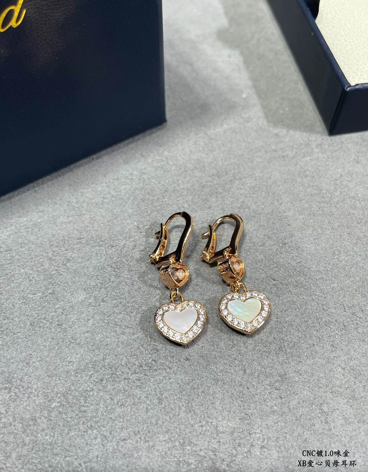 Chopard Heart-shaped Edge D1am0nd Mother-of-Pearl Earrings