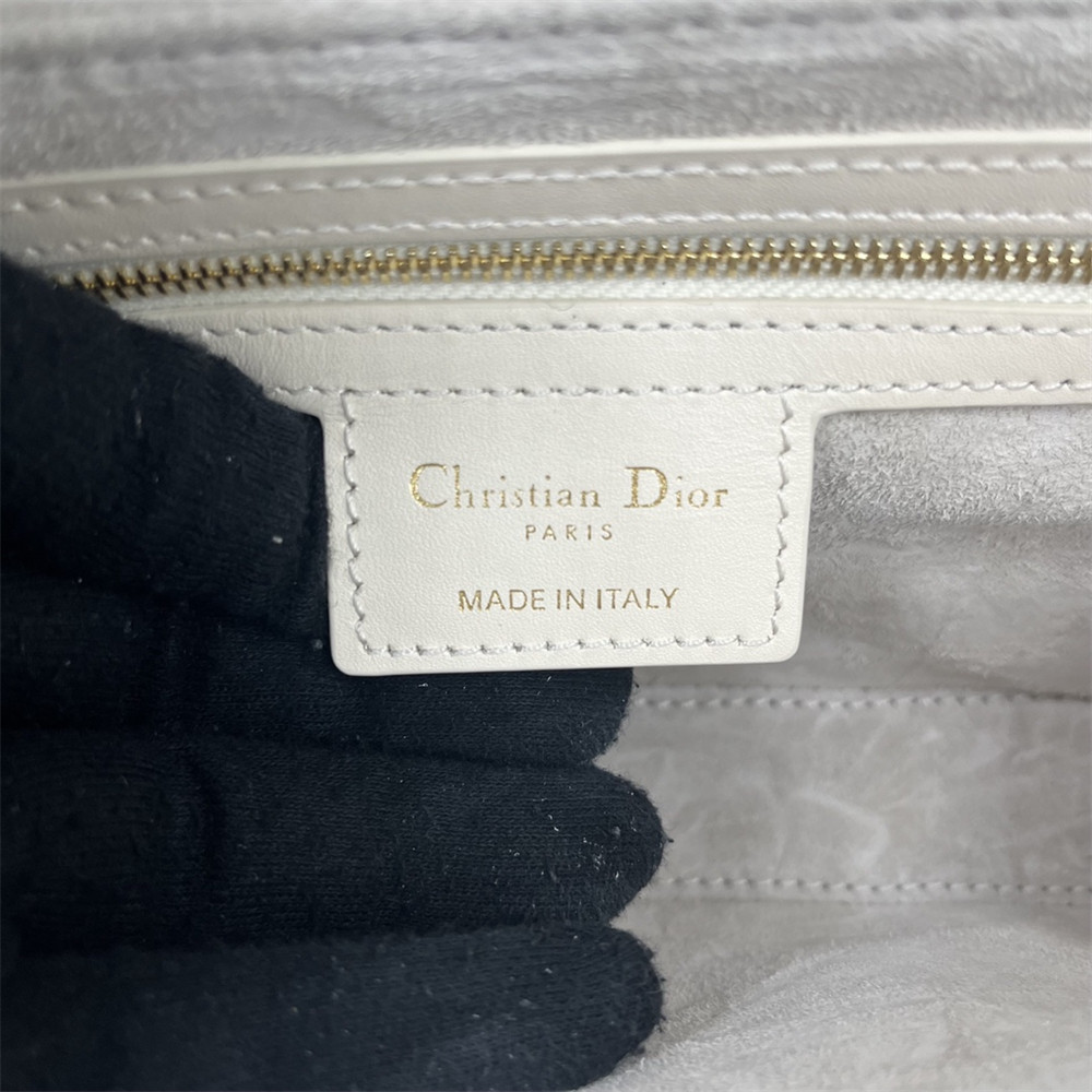 D10r 30 Montaigne Avenue White 22.5 x 12.5 x 6.5 cm