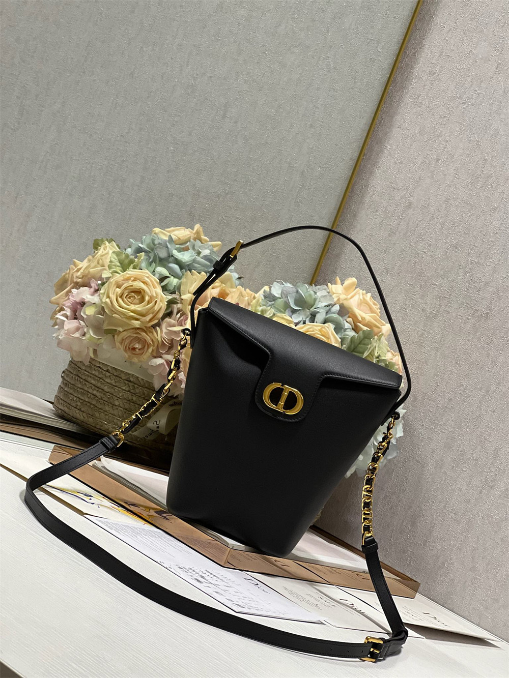 D10r 30 Montaigne Large Chain Bucket Bag Black 17x7x18cm