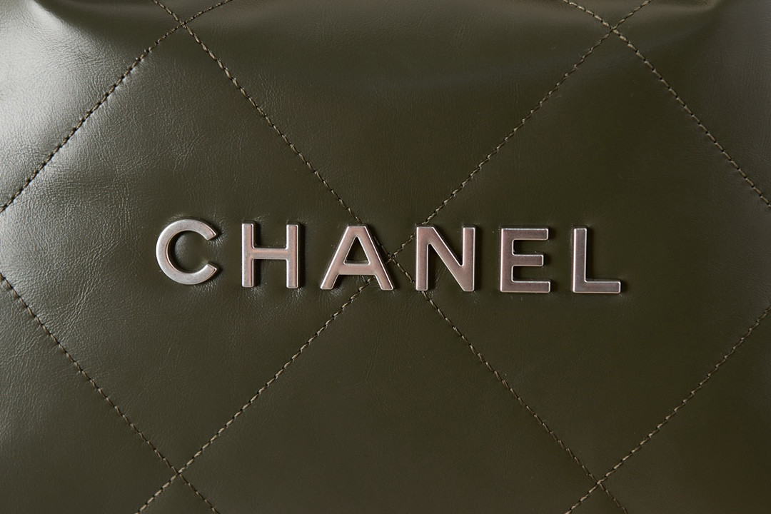 Ch**el 22 HANDBAG Shiny Calfskin IN SILVER Metal 15.2×16.4×3.1 in