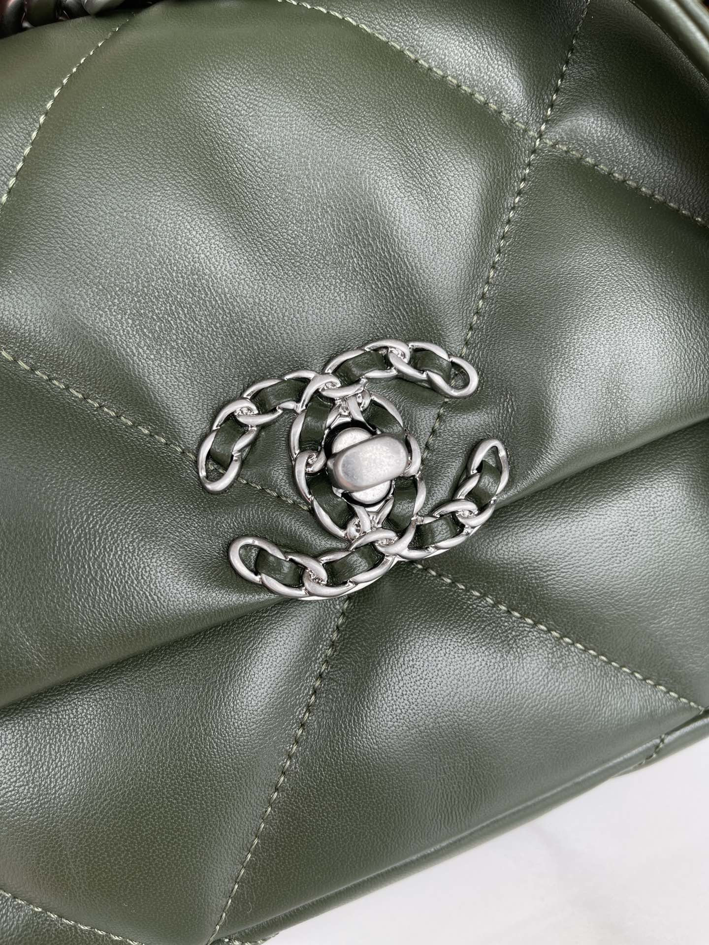 Ch**el 19 HANDBAG Shiny Leather, Gold-Tone, Silver-Tone & Ruthenium-Finish Metal Dark Green 6.2 × 10.1 × 3.5 in