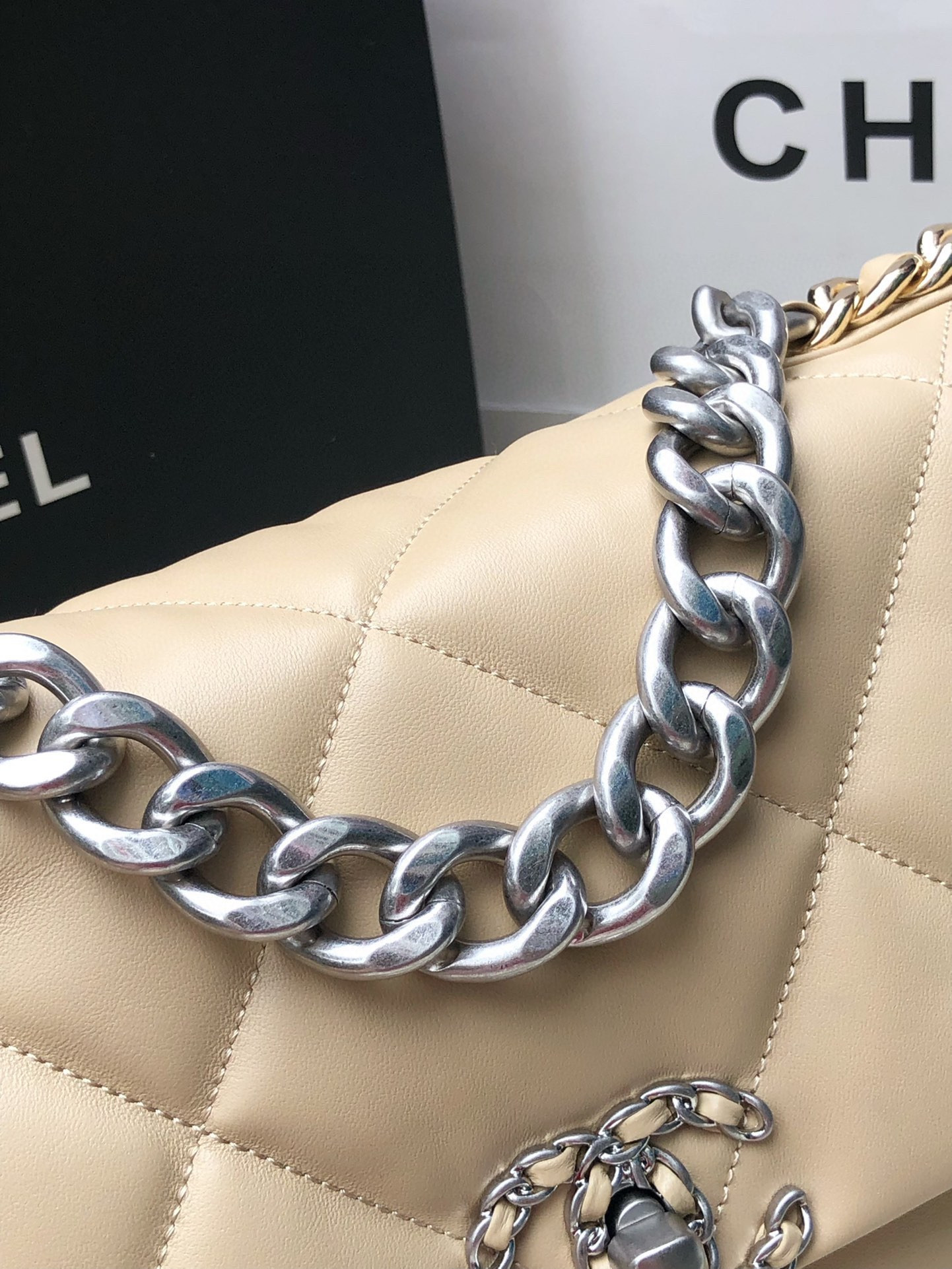 Ch**el 19 HANDBAG Shiny Leather, Gold-Tone, Silver-Tone & Ruthenium-Finish Metal Beige 30x20x10cm