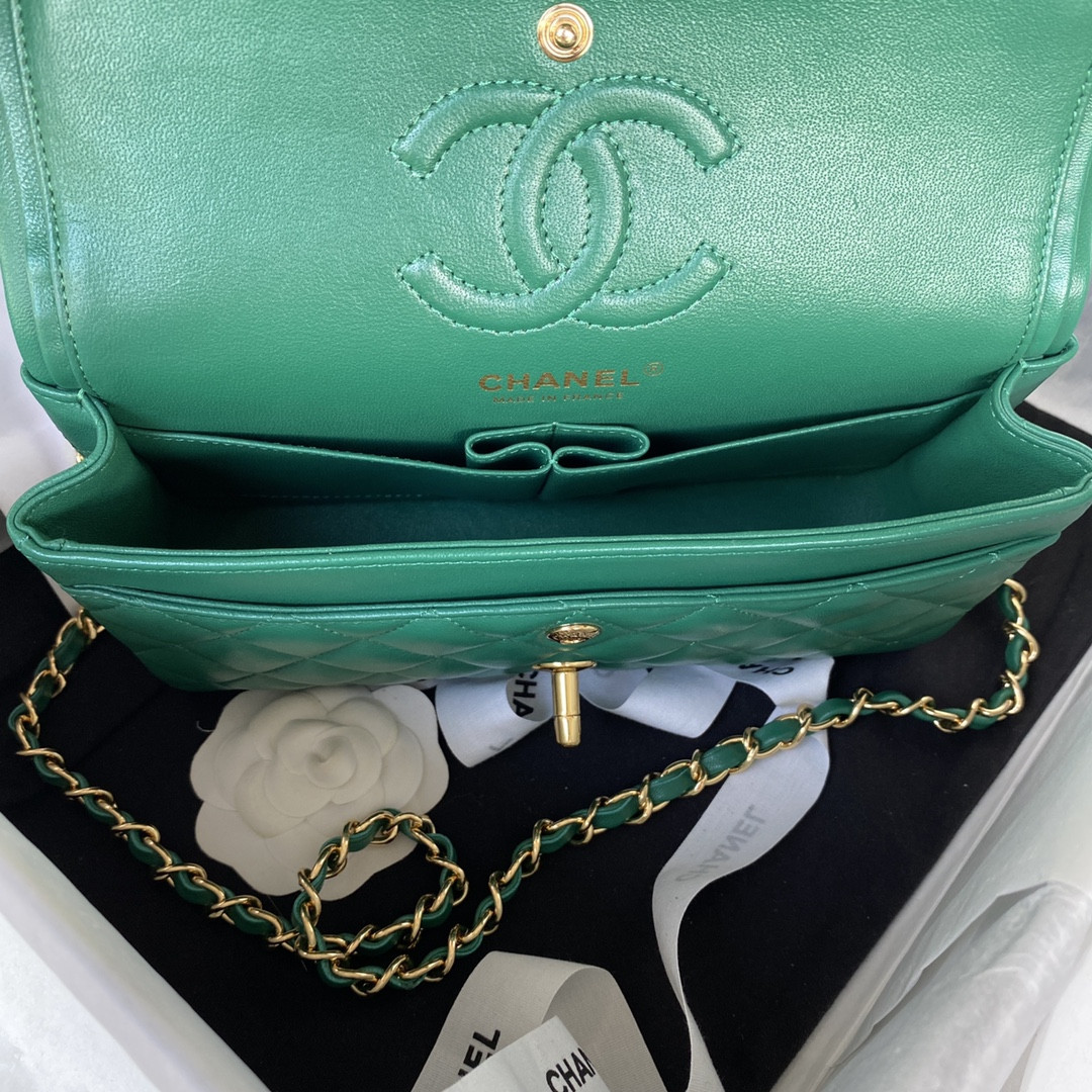 Ch**el SMALL CLASSIC HANDBAG Grained SHINY Calfskin & Gold-Tone Metal Green 5.7 × 9 × 2.3 in