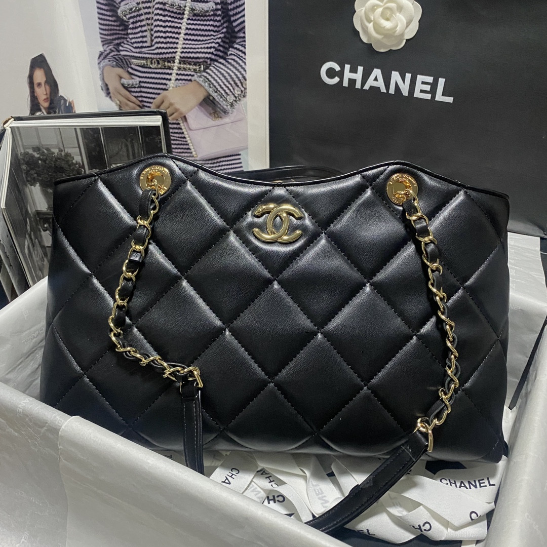 Ch**el Shiny Leather Large Shopper Tote Black 33×21×7.5 cm