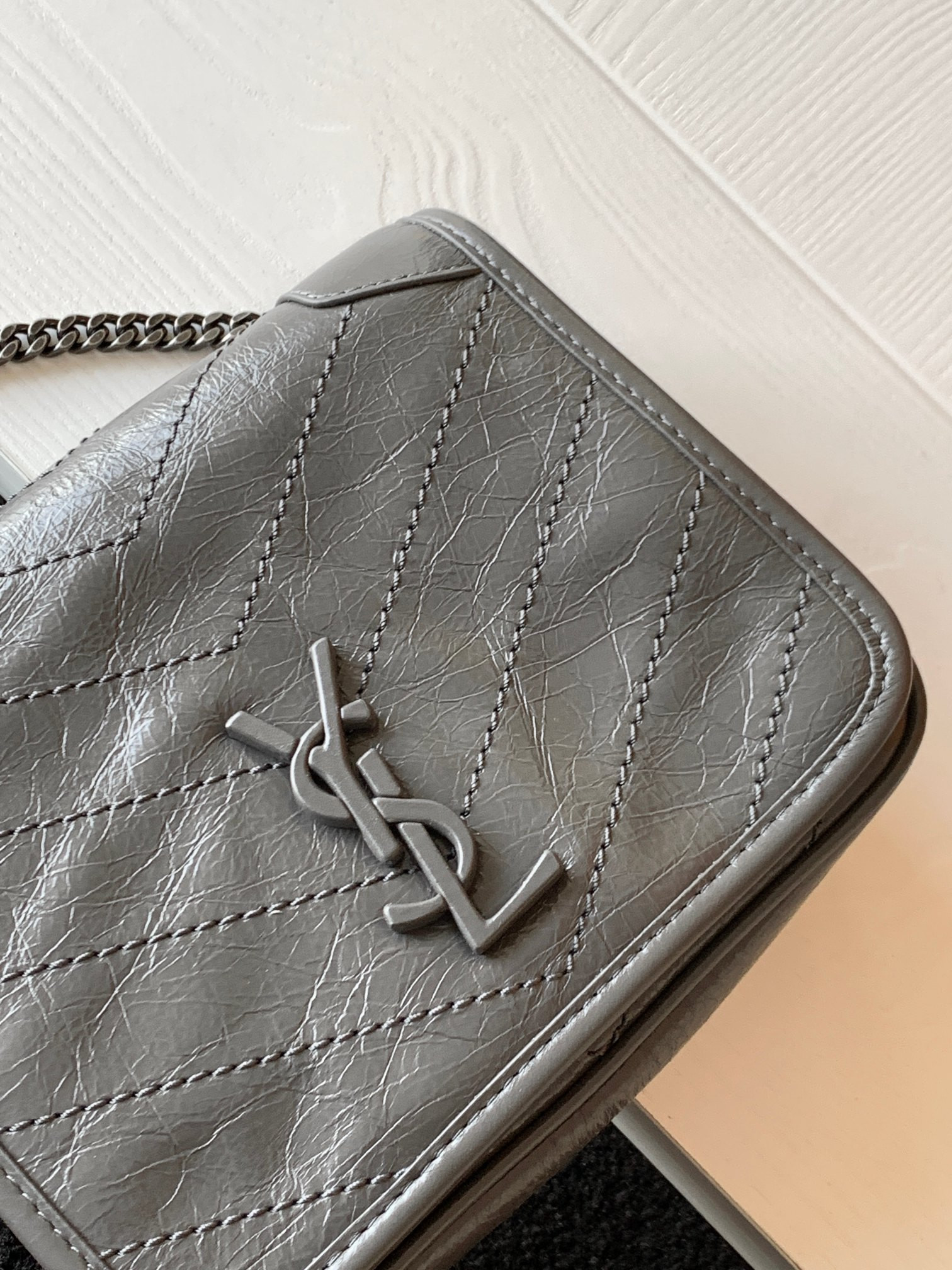 Y51 NIKI CHAIN WALLET IN SHINY LEATHER GRAY 19 x 15 x 6 CM
